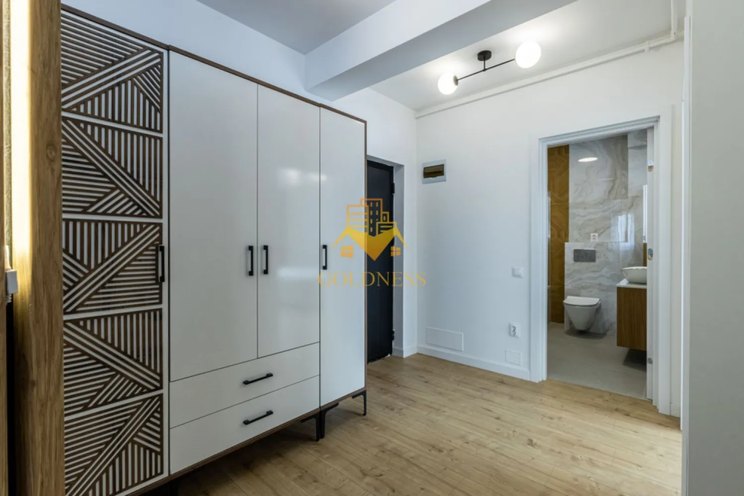 3 camere, Premium, parcare, bloc nou,Europa Eugen Ionesco Zona Luminia - GOLDNESS Imobiliare vă propune spre închiriere un apartament cu 3 camere complet mobilat și utilat, la etajul 2 într-un imobil de 4 etaje, în Cartierul Europa.
Dispune de loc de parcare!
Se află în apropierea stațiilor de transport în comun, magazine, restaurante, spații verzi, farmacii, etc. 

Apartamentul este compartimentat astfel:
 - dormitor cu pat matrimonial, dressing, noptiere
 - dormitor care se mobileaza la cerere
 - living cu bucatarie open space complet utilată și mobilată, canapea extensibilă, loc de servit masa 
 - baie cu cada, calorifer port prosop și dulap pentru depozitare.
 - terasa de 8 mp.

Imobilul este dotat cu toate cele necesare- centrală proprie, frigider, aragaz, hotă, mașină de spălat haine, masina de spalat vase, etc. 

Dacă sunteți interesați de acest apartament și doriți să îl vizionați, dar și pentru alte oferte nu ezitați să ne contactați telefonic sau prin e-mail. Vă stăm la dispoziție!
Pentru intermediere se percepe un comision de 50% din prețul chiriei!