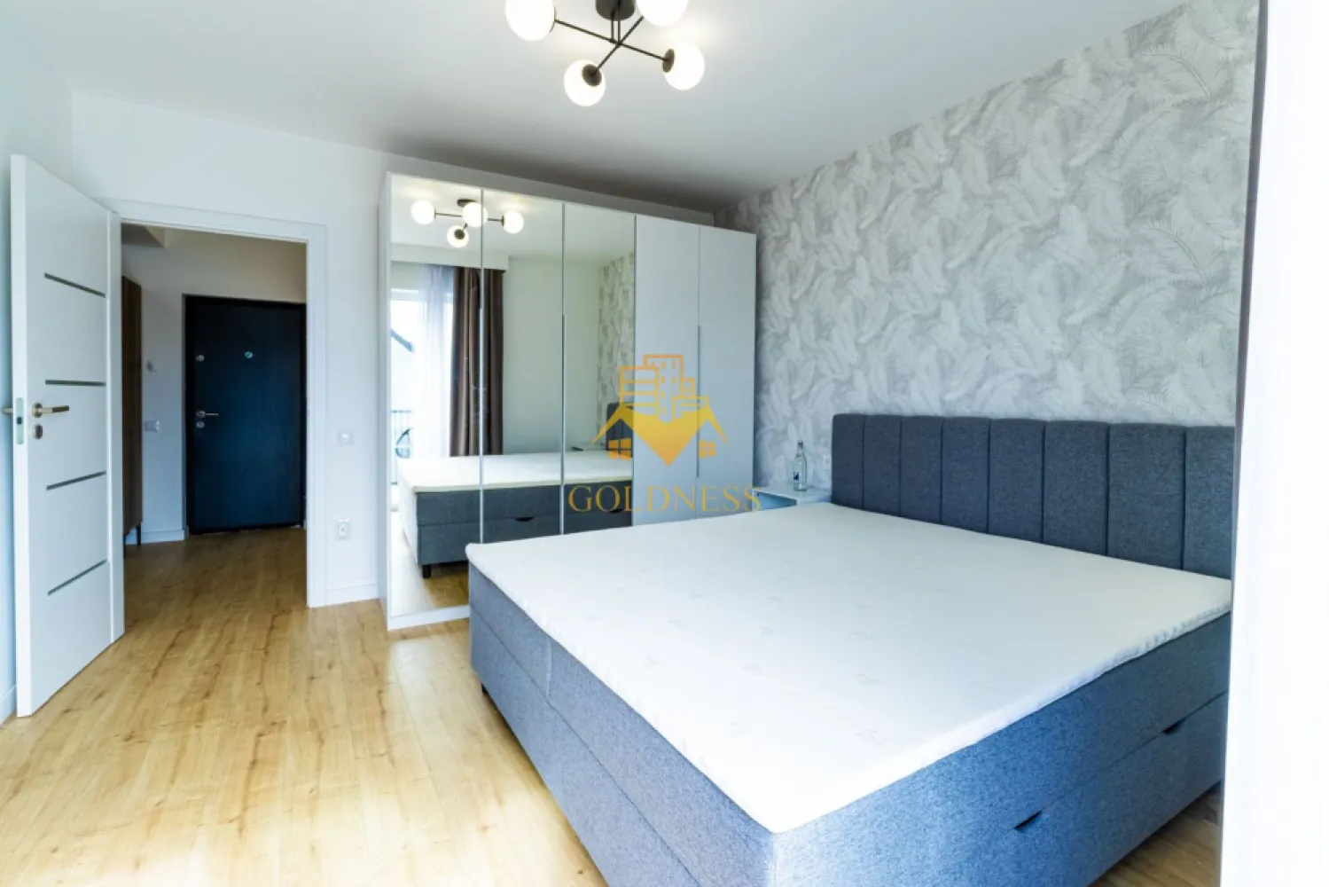 3 camere, Premium, parcare, bloc nou,Europa Eugen Ionesco Zona Luminia - GOLDNESS Imobiliare vă propune spre închiriere un apartament cu 3 camere complet mobilat și utilat, la etajul 2 într-un imobil de 4 etaje, în Cartierul Europa.
Dispune de loc de parcare!
Se află în apropierea stațiilor de transport în comun, magazine, restaurante, spații verzi, farmacii, etc. 

Apartamentul este compartimentat astfel:
 - dormitor cu pat matrimonial, dressing, noptiere
 - dormitor care se mobileaza la cerere
 - living cu bucatarie open space complet utilată și mobilată, canapea extensibilă, loc de servit masa 
 - baie cu cada, calorifer port prosop și dulap pentru depozitare.
 - terasa de 8 mp.

Imobilul este dotat cu toate cele necesare- centrală proprie, frigider, aragaz, hotă, mașină de spălat haine, masina de spalat vase, etc. 

Dacă sunteți interesați de acest apartament și doriți să îl vizionați, dar și pentru alte oferte nu ezitați să ne contactați telefonic sau prin e-mail. Vă stăm la dispoziție!
Pentru intermediere se percepe un comision de 50% din prețul chiriei!