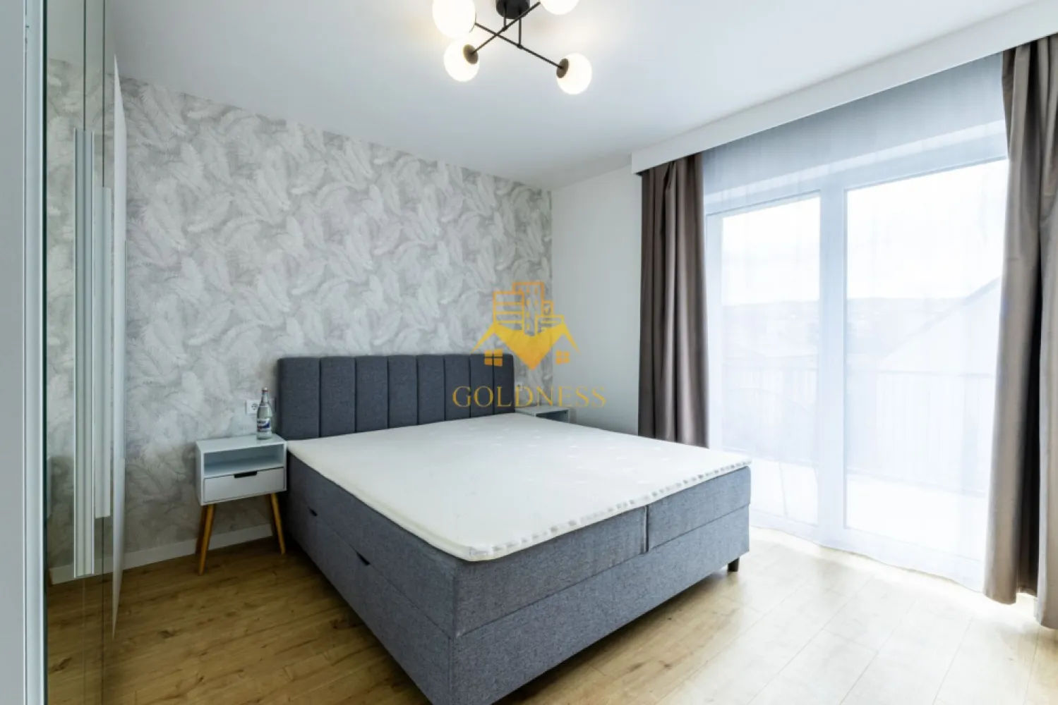 3 camere, Premium, parcare, bloc nou,Europa Eugen Ionesco Zona Luminia - GOLDNESS Imobiliare vă propune spre închiriere un apartament cu 3 camere complet mobilat și utilat, la etajul 2 într-un imobil de 4 etaje, în Cartierul Europa.
Dispune de loc de parcare!
Se află în apropierea stațiilor de transport în comun, magazine, restaurante, spații verzi, farmacii, etc. 

Apartamentul este compartimentat astfel:
 - dormitor cu pat matrimonial, dressing, noptiere
 - dormitor care se mobileaza la cerere
 - living cu bucatarie open space complet utilată și mobilată, canapea extensibilă, loc de servit masa 
 - baie cu cada, calorifer port prosop și dulap pentru depozitare.
 - terasa de 8 mp.

Imobilul este dotat cu toate cele necesare- centrală proprie, frigider, aragaz, hotă, mașină de spălat haine, masina de spalat vase, etc. 

Dacă sunteți interesați de acest apartament și doriți să îl vizionați, dar și pentru alte oferte nu ezitați să ne contactați telefonic sau prin e-mail. Vă stăm la dispoziție!
Pentru intermediere se percepe un comision de 50% din prețul chiriei!