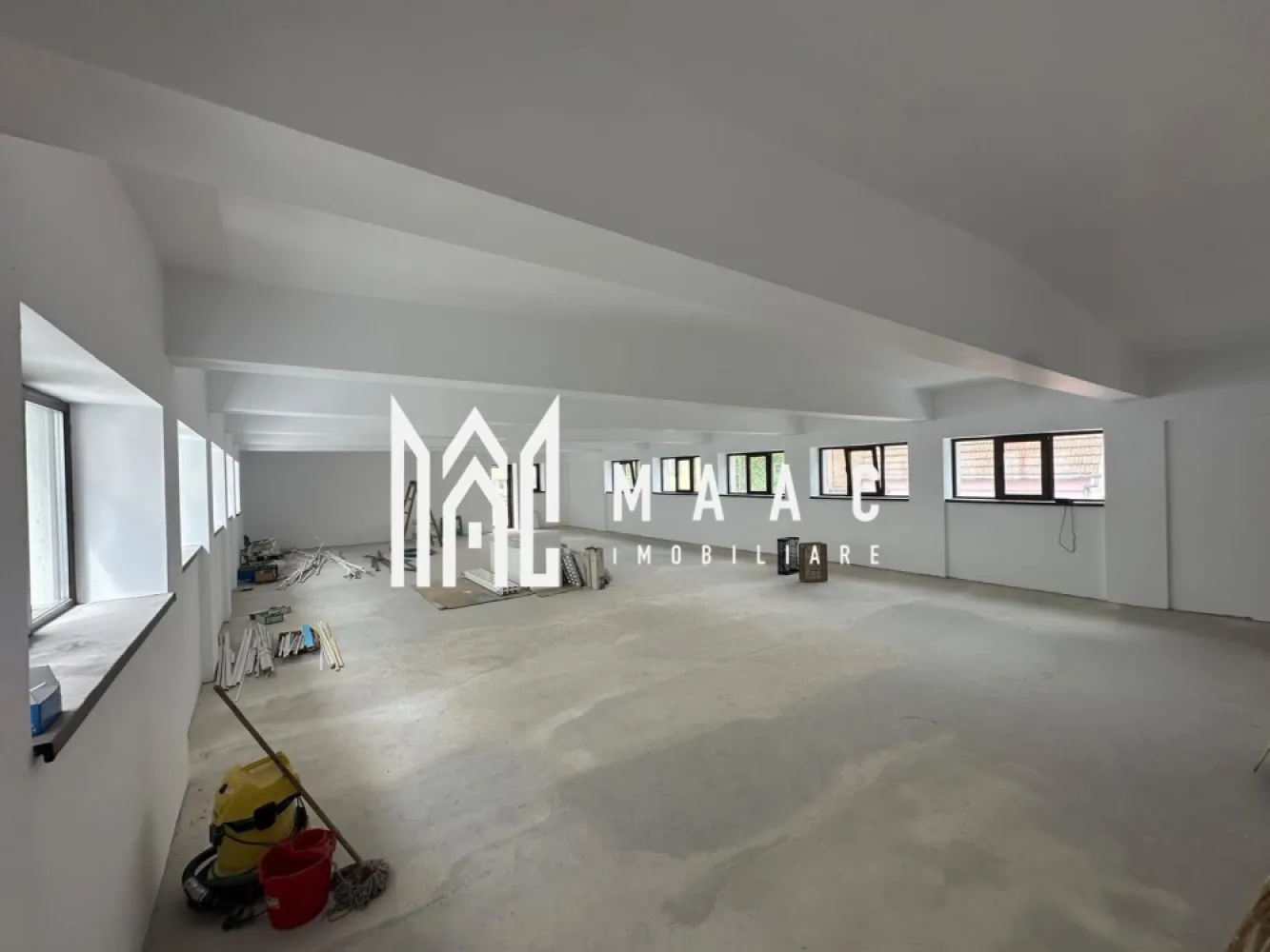 Spatiu comercial I Central I - Maac Imobiliare va propune spre inchiriere spatiu comercial modern, pretabil pentru o gama variata de activitati, situat intr-o zona accesibila si bine conectata, foarte aproape de centrul orasului.

Imobilul dispune de curte interioara proprie, oferind un plus de confort si flexibilitate pentru desfasurarea activitatii. Spatiul este complet renovat, amenajat si pregatit pentru inchiriere imediata.

Ideal pentru birouri, showroom, servicii profesionale, activitati comerciale sau alte destinatii compatibile.

Pentru detalii suplimentare sau programarea unei vizionari anuntati telefonic CP3148294.