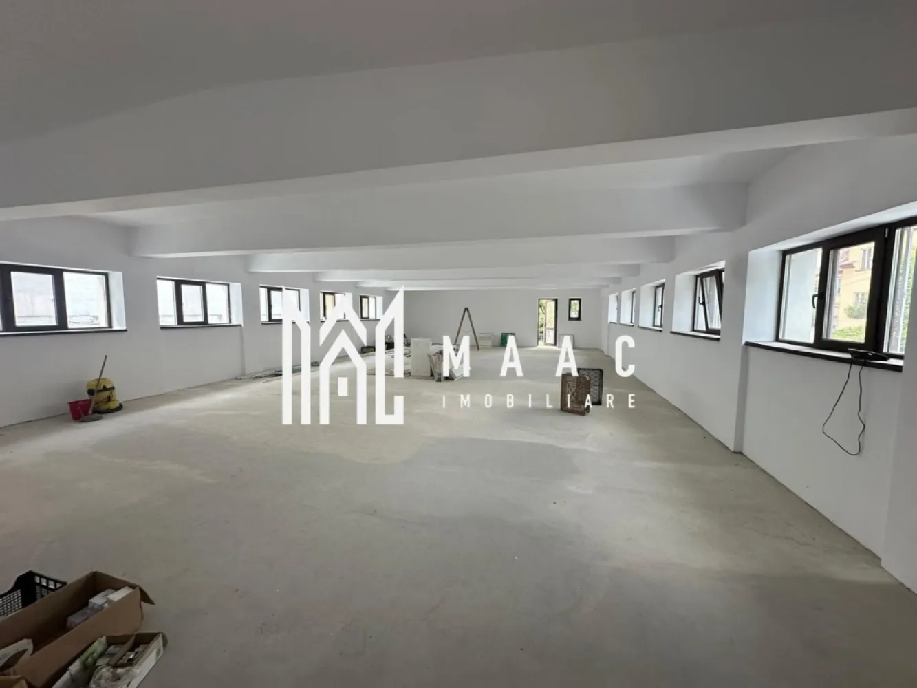 Spatiu comercial I Central I - Maac Imobiliare va propune spre inchiriere spatiu comercial modern, pretabil pentru o gama variata de activitati, situat intr-o zona accesibila si bine conectata, foarte aproape de centrul orasului.

Imobilul dispune de curte interioara proprie, oferind un plus de confort si flexibilitate pentru desfasurarea activitatii. Spatiul este complet renovat, amenajat si pregatit pentru inchiriere imediata.

Ideal pentru birouri, showroom, servicii profesionale, activitati comerciale sau alte destinatii compatibile.

Pentru detalii suplimentare sau programarea unei vizionari anuntati telefonic CP3148294.