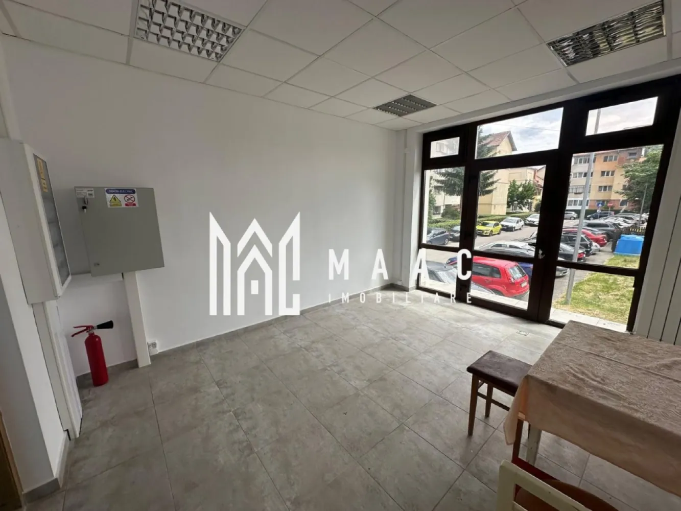 Spatiu comercial I Central I - Maac Imobiliare va propune spre inchiriere spatiu comercial modern, pretabil pentru o gama variata de activitati, situat intr-o zona accesibila si bine conectata, foarte aproape de centrul orasului.

Imobilul dispune de curte interioara proprie, oferind un plus de confort si flexibilitate pentru desfasurarea activitatii. Spatiul este complet renovat, amenajat si pregatit pentru inchiriere imediata.

Ideal pentru birouri, showroom, servicii profesionale, activitati comerciale sau alte destinatii compatibile.

Pentru detalii suplimentare sau programarea unei vizionari anuntati telefonic CP3148294.