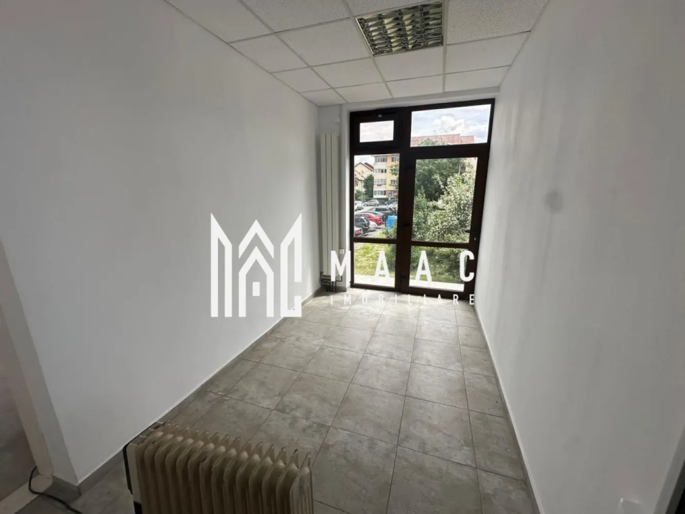 Spatiu comercial I Central I - Maac Imobiliare va propune spre inchiriere spatiu comercial modern, pretabil pentru o gama variata de activitati, situat intr-o zona accesibila si bine conectata, foarte aproape de centrul orasului.

Imobilul dispune de curte interioara proprie, oferind un plus de confort si flexibilitate pentru desfasurarea activitatii. Spatiul este complet renovat, amenajat si pregatit pentru inchiriere imediata.

Ideal pentru birouri, showroom, servicii profesionale, activitati comerciale sau alte destinatii compatibile.

Pentru detalii suplimentare sau programarea unei vizionari anuntati telefonic CP3148294.