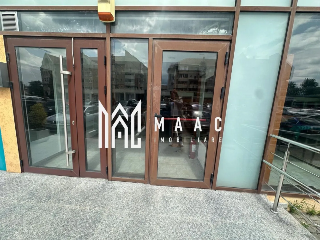 Spatiu comercial I Central I parcare privata - Maac Imobiliare va ofera spre inchiriere spatiu comercial cu suprafata de 586 mp, tip open space, situat intr-o zona centrala, cu acces facil si vizibilitate foarte buna.

Spatiul beneficiaza de compartimentare flexibila si poate fi extins contra cost pana la aproximativ 1200 mp, in functie de necesitatile noului chirias
Datorita suprafetei generoase si configuratiei versatile, proprietatea este pretabila pentru diverse tipuri de activitati: supermarket, showroom, sala de fitness, centru medical, birouri sau alte activitati comerciale.

Avantaje:
- suprafata 586 mp
- posibilitate de extindere contra cost
- open space, usor de amenajat
- amplasare centrala
- parcare privata 50 locuri de parcare
- acces facil pentru clienti si aprovizionare
- disponibil imediat

Pentru detalii suplimentare sau programarea unei vizionari anuntati telefonic CP3148515