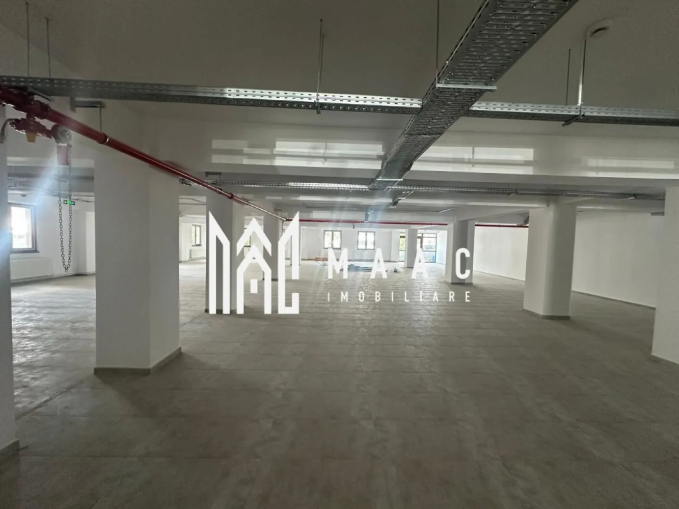 Spatiu comercial I Central I parcare privata - Maac Imobiliare va ofera spre inchiriere spatiu comercial cu suprafata de 586 mp, tip open space, situat intr-o zona centrala, cu acces facil si vizibilitate foarte buna.

Spatiul beneficiaza de compartimentare flexibila si poate fi extins contra cost pana la aproximativ 1200 mp, in functie de necesitatile noului chirias
Datorita suprafetei generoase si configuratiei versatile, proprietatea este pretabila pentru diverse tipuri de activitati: supermarket, showroom, sala de fitness, centru medical, birouri sau alte activitati comerciale.

Avantaje:
- suprafata 586 mp
- posibilitate de extindere contra cost
- open space, usor de amenajat
- amplasare centrala
- parcare privata 50 locuri de parcare
- acces facil pentru clienti si aprovizionare
- disponibil imediat

Pentru detalii suplimentare sau programarea unei vizionari anuntati telefonic CP3148515