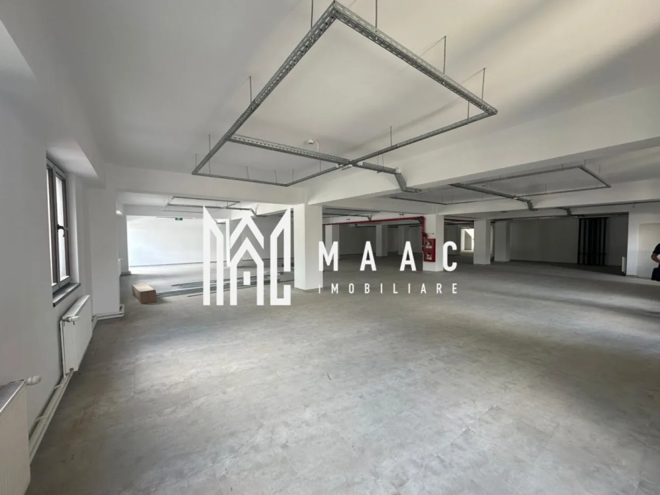 Spatiu comercial I Central I parcare privata - Maac Imobiliare va ofera spre inchiriere spatiu comercial cu suprafata de 586 mp, tip open space, situat intr-o zona centrala, cu acces facil si vizibilitate foarte buna.

Spatiul beneficiaza de compartimentare flexibila si poate fi extins contra cost pana la aproximativ 1200 mp, in functie de necesitatile noului chirias
Datorita suprafetei generoase si configuratiei versatile, proprietatea este pretabila pentru diverse tipuri de activitati: supermarket, showroom, sala de fitness, centru medical, birouri sau alte activitati comerciale.

Avantaje:
- suprafata 586 mp
- posibilitate de extindere contra cost
- open space, usor de amenajat
- amplasare centrala
- parcare privata 50 locuri de parcare
- acces facil pentru clienti si aprovizionare
- disponibil imediat

Pentru detalii suplimentare sau programarea unei vizionari anuntati telefonic CP3148515