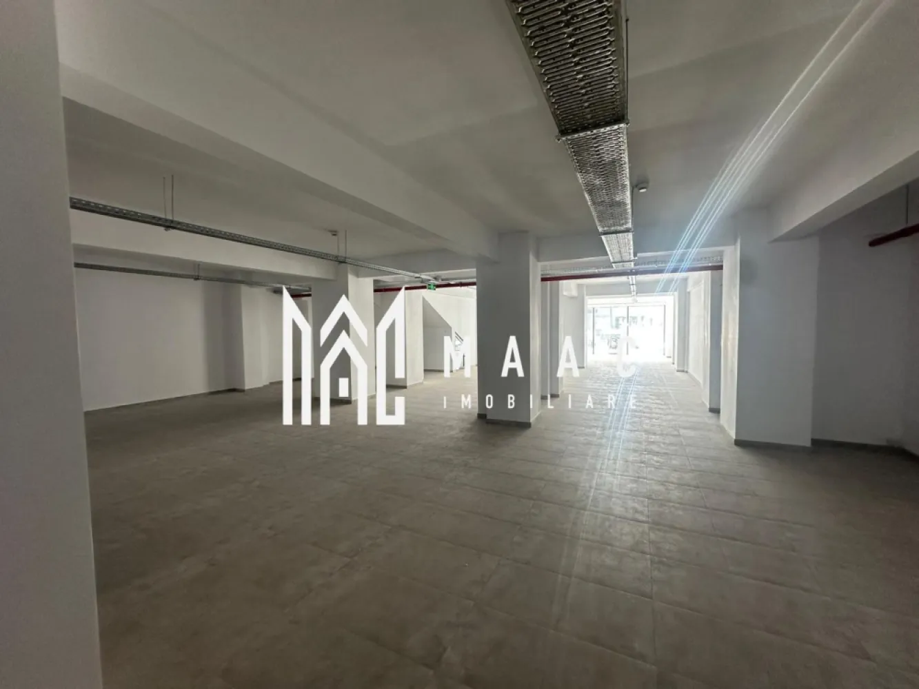 Spatiu comercial I Central I parcare privata - Maac Imobiliare va ofera spre inchiriere spatiu comercial cu suprafata de 586 mp, tip open space, situat intr-o zona centrala, cu acces facil si vizibilitate foarte buna.

Spatiul beneficiaza de compartimentare flexibila si poate fi extins contra cost pana la aproximativ 1200 mp, in functie de necesitatile noului chirias
Datorita suprafetei generoase si configuratiei versatile, proprietatea este pretabila pentru diverse tipuri de activitati: supermarket, showroom, sala de fitness, centru medical, birouri sau alte activitati comerciale.

Avantaje:
- suprafata 586 mp
- posibilitate de extindere contra cost
- open space, usor de amenajat
- amplasare centrala
- parcare privata 50 locuri de parcare
- acces facil pentru clienti si aprovizionare
- disponibil imediat

Pentru detalii suplimentare sau programarea unei vizionari anuntati telefonic CP3148515