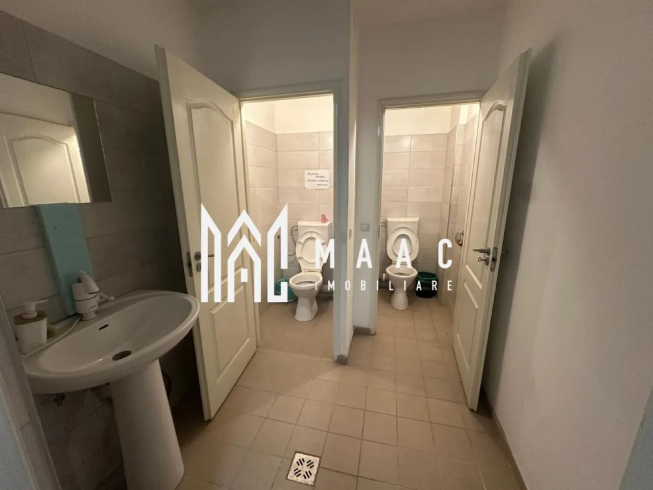 Spatiu comercial I Central I parcare privata - Maac Imobiliare va ofera spre inchiriere spatiu comercial cu suprafata de 586 mp, tip open space, situat intr-o zona centrala, cu acces facil si vizibilitate foarte buna.

Spatiul beneficiaza de compartimentare flexibila si poate fi extins contra cost pana la aproximativ 1200 mp, in functie de necesitatile noului chirias
Datorita suprafetei generoase si configuratiei versatile, proprietatea este pretabila pentru diverse tipuri de activitati: supermarket, showroom, sala de fitness, centru medical, birouri sau alte activitati comerciale.

Avantaje:
- suprafata 586 mp
- posibilitate de extindere contra cost
- open space, usor de amenajat
- amplasare centrala
- parcare privata 50 locuri de parcare
- acces facil pentru clienti si aprovizionare
- disponibil imediat

Pentru detalii suplimentare sau programarea unei vizionari anuntati telefonic CP3148515