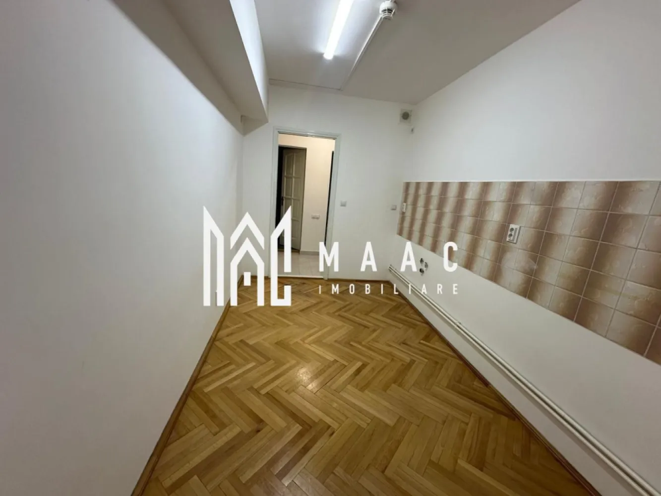 Spatiu comercial I Central - Maac Imobiliare ofera spre inchiriere spatiu comercial 300 mp in zona centrala, cu acces facil si vizibilitate excelenta.

Compartimentare:
- spatiu open space generos
- 3 incaperi separate, ideale pentru birouri, sali de sedinta sau spatii de lucru
- 2 grupuri sanitare
- balcon

Facilitati:
- parcare privata
- pozitionare centrala
- spatiu potrivit pentru birouri, centru educational sau alte activitati comerciale

Pentru detalii suplimentare sau stabilirea unei vizionari anuntati telefonic CP3156087