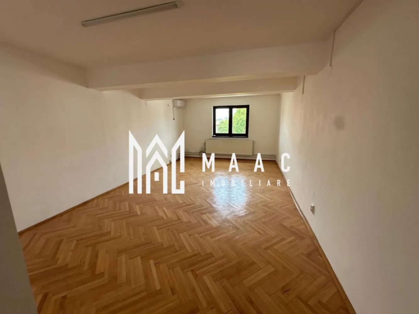 Spatiu comercial I Central - Maac Imobiliare ofera spre inchiriere spatiu comercial 300 mp in zona centrala, cu acces facil si vizibilitate excelenta.

Compartimentare:
- spatiu open space generos
- 3 incaperi separate, ideale pentru birouri, sali de sedinta sau spatii de lucru
- 2 grupuri sanitare
- balcon

Facilitati:
- parcare privata
- pozitionare centrala
- spatiu potrivit pentru birouri, centru educational sau alte activitati comerciale

Pentru detalii suplimentare sau stabilirea unei vizionari anuntati telefonic CP3156087
