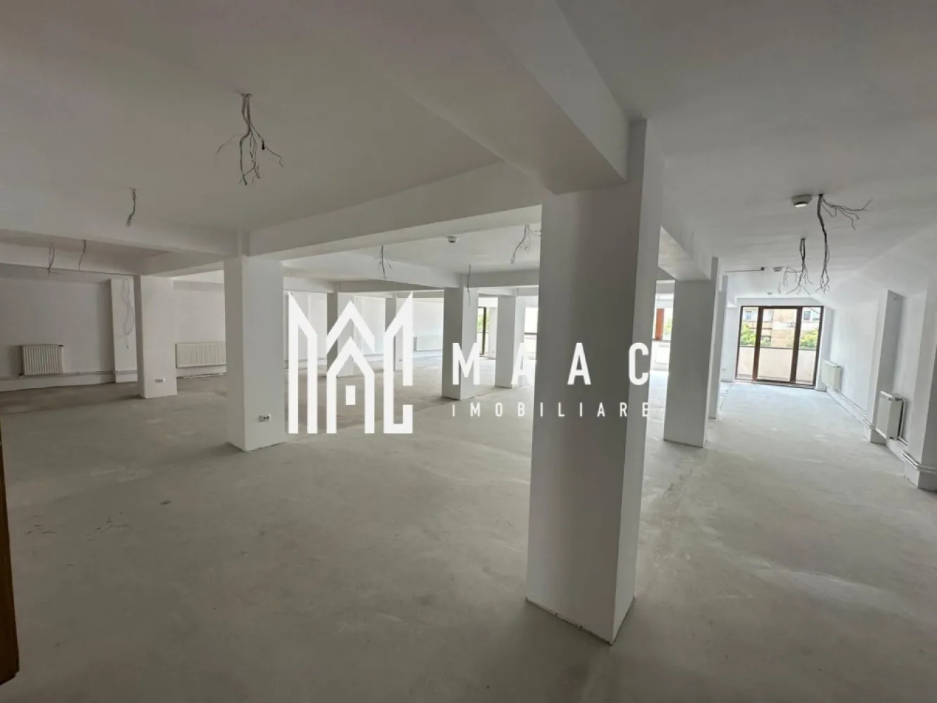 Spatiu comercial I Central - Maac Imobiliare ofera spre inchiriere spatiu comercial 300 mp in zona centrala, cu acces facil si vizibilitate excelenta.

Compartimentare:
- spatiu open space generos
- 3 incaperi separate, ideale pentru birouri, sali de sedinta sau spatii de lucru
- 2 grupuri sanitare
- balcon

Facilitati:
- parcare privata
- pozitionare centrala
- spatiu potrivit pentru birouri, centru educational sau alte activitati comerciale

Pentru detalii suplimentare sau stabilirea unei vizionari anuntati telefonic CP3156087