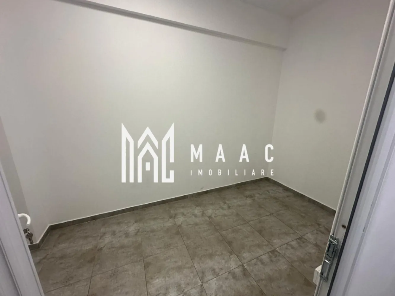 Spatiu comercial I Central - Maac Imobiliare ofera spre inchiriere spatiu comercial cu suprafata de 94 mp, amplasat intr-o zona centrala, cu acces facil si vizibilitate foarte buna.

Spatiul beneficiaza de posibilitatea extinderii cu inca 94 mp, contra cost, oferind flexibilitate pentru dezvoltarea activitatii dumneavostra.

Ideal pentru:
- magazin
- showroom
- cabinete si servicii profesionale
- diverse activitati comerciale

Avantaje:
- pozitie centrala
- posibilitate de extindere
- compartimentare flexibila
- potrivit pentru multiple domenii de activitate

Pentru detalii suplimentare si programarea unei vizionari anuntati telefonic CP3156218.