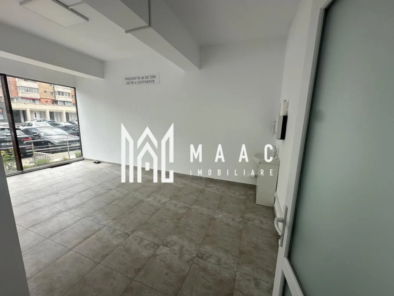 Spatiu comercial I Central - Maac Imobiliare ofera spre inchiriere spatiu comercial cu suprafata de 94 mp, amplasat intr-o zona centrala, cu acces facil si vizibilitate foarte buna.

Spatiul beneficiaza de posibilitatea extinderii cu inca 94 mp, contra cost, oferind flexibilitate pentru dezvoltarea activitatii dumneavostra.

Ideal pentru:
- magazin
- showroom
- cabinete si servicii profesionale
- diverse activitati comerciale

Avantaje:
- pozitie centrala
- posibilitate de extindere
- compartimentare flexibila
- potrivit pentru multiple domenii de activitate

Pentru detalii suplimentare si programarea unei vizionari anuntati telefonic CP3156218.