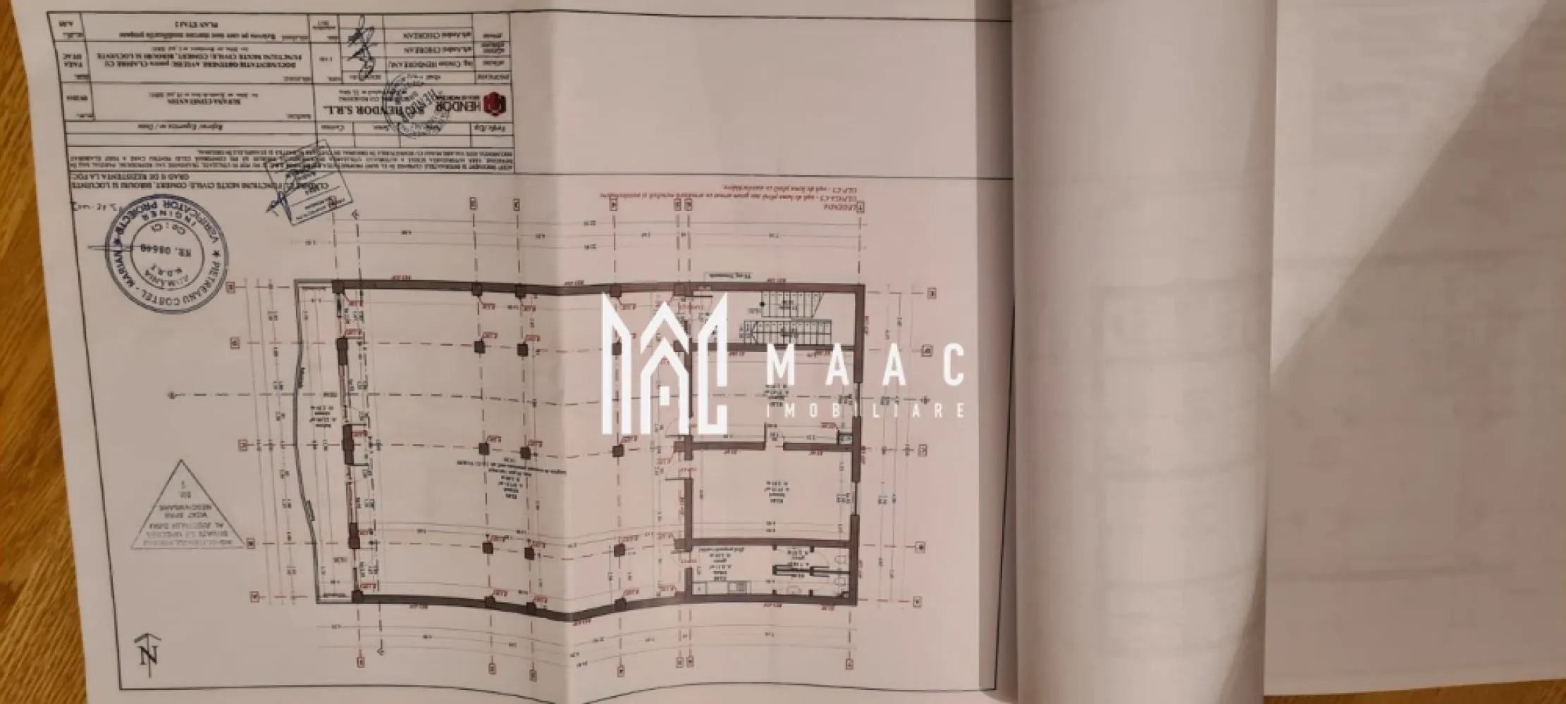 Spatiu comercial I Central - Maac Imobiliare ofera spre inchiriere spatiu comercial cu suprafata de 94 mp, amplasat intr-o zona centrala, cu acces facil si vizibilitate foarte buna.

Spatiul beneficiaza de posibilitatea extinderii cu inca 94 mp, contra cost, oferind flexibilitate pentru dezvoltarea activitatii dumneavostra.

Ideal pentru:
- magazin
- showroom
- cabinete si servicii profesionale
- diverse activitati comerciale

Avantaje:
- pozitie centrala
- posibilitate de extindere
- compartimentare flexibila
- potrivit pentru multiple domenii de activitate

Pentru detalii suplimentare si programarea unei vizionari anuntati telefonic CP3156218.