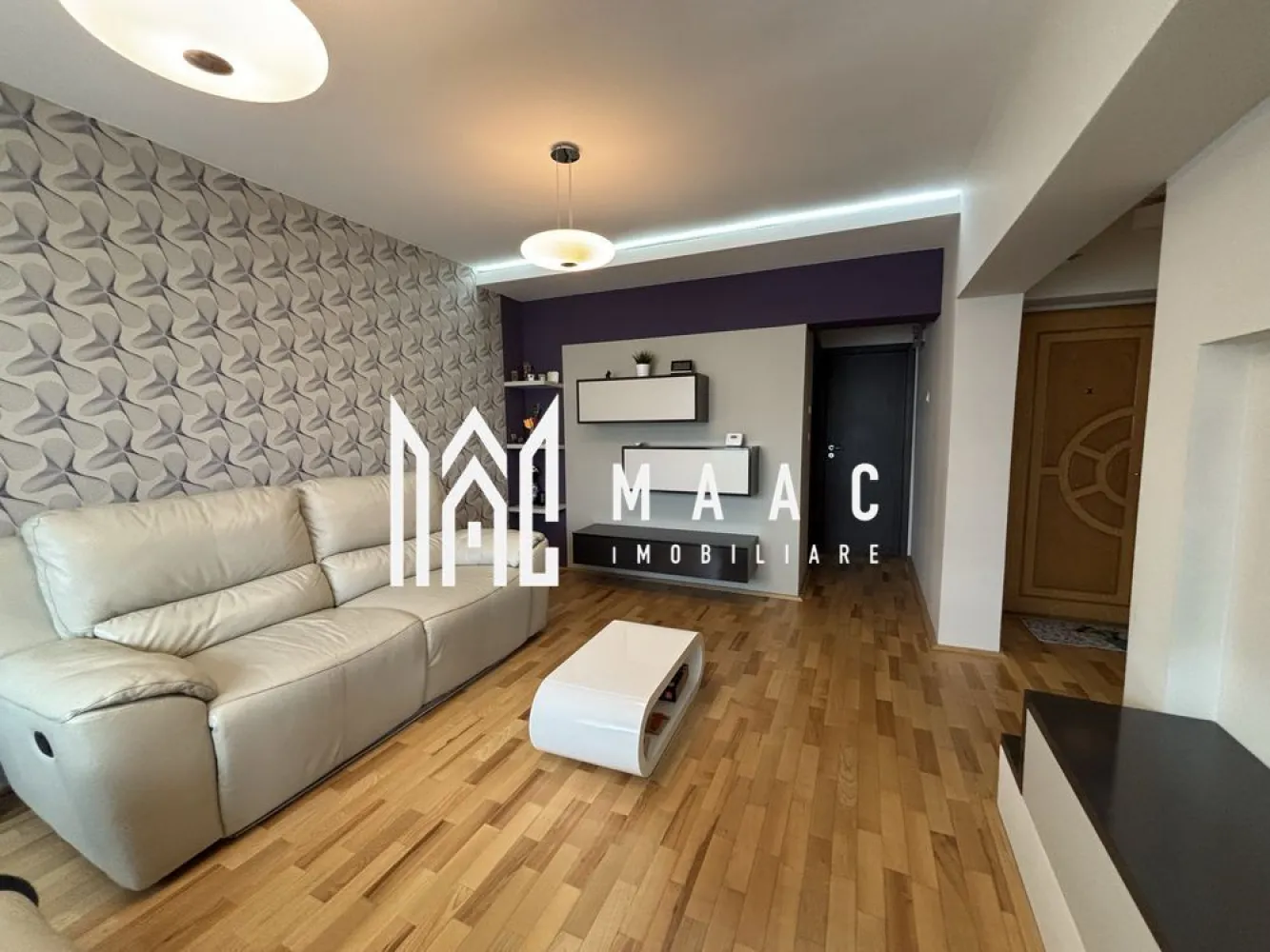 Apartament 3 camere | Etaj 3 | Balcon | 2 Bai | Hipodrom 4 - MAAC Imobiliare vă propune spre închiriere un apartament cu 3 camere, situat într-o zonă foarte apreciată a Sibiului, în apropierea Școlii Gimnaziale Nicolae Iorga.

Locuința beneficiază de o poziționare excelentă, cu acces rapid către magazine, școli, centre comerciale, mijloace de transport în comun și numeroase facilități urbane. Parcul Sub Arini se află la aproximativ 15 minute de mers pe jos, fiind locul ideal pentru relaxare și activități în aer liber.

Detalii proprietate
Suprafață utilă: 67 mp
Etaj 3
3 camere
2 băi
2 balcoane închise tip logie
Locuri de parcare disponibile în jurul imobilului
Compartimentare
Hol generos cu zonă de garderobă
Living spațios cu acces la balcon
Bucătărie separată, complet mobilată și utilată
Dormitor matrimonial cu acces la balcon
Dormitor secundar
Baie principală cu cadă și geam de aerisire
Grup sanitar de serviciu
Dotări și beneficii
Apartament renovat
Parchet din lemn masiv
Centrală termică
Mașină de spălat vase nouă
Aer condiționat
Balcoane închise cu tâmplărie termopan
Spații bine compartimentate
Luminozitate naturală pe tot parcursul zilei
Avantaje locație
Aproape de Școala Nicolae Iorga
Magazine și supermarketuri în apropiere
Stații de autobuz și taxi la câteva minute
Acces rapid către Shopping City Sibiu
Săli de sport și zone de recreere în apropiere
Stații pentru biciclete de închiriat
Aproximativ 15 minute de mers pe jos până la Parcul Sub Arini
Potrivit pentru
Familie cu copii
Cupluri
Persoane care își doresc o locuință spațioasă într-o zonă bine conectată și apreciată a orașului
CP3181532