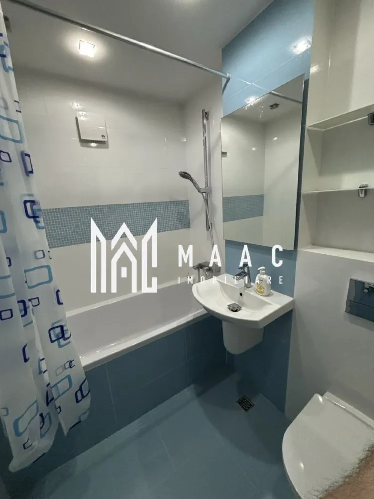 Apartament 3 camere | Etaj 3 | Balcon | 2 Bai | Hipodrom 4 - MAAC Imobiliare vă propune spre închiriere un apartament cu 3 camere, situat într-o zonă foarte apreciată a Sibiului, în apropierea Școlii Gimnaziale Nicolae Iorga.

Locuința beneficiază de o poziționare excelentă, cu acces rapid către magazine, școli, centre comerciale, mijloace de transport în comun și numeroase facilități urbane. Parcul Sub Arini se află la aproximativ 15 minute de mers pe jos, fiind locul ideal pentru relaxare și activități în aer liber.

Detalii proprietate
Suprafață utilă: 67 mp
Etaj 3
3 camere
2 băi
2 balcoane închise tip logie
Locuri de parcare disponibile în jurul imobilului
Compartimentare
Hol generos cu zonă de garderobă
Living spațios cu acces la balcon
Bucătărie separată, complet mobilată și utilată
Dormitor matrimonial cu acces la balcon
Dormitor secundar
Baie principală cu cadă și geam de aerisire
Grup sanitar de serviciu
Dotări și beneficii
Apartament renovat
Parchet din lemn masiv
Centrală termică
Mașină de spălat vase nouă
Aer condiționat
Balcoane închise cu tâmplărie termopan
Spații bine compartimentate
Luminozitate naturală pe tot parcursul zilei
Avantaje locație
Aproape de Școala Nicolae Iorga
Magazine și supermarketuri în apropiere
Stații de autobuz și taxi la câteva minute
Acces rapid către Shopping City Sibiu
Săli de sport și zone de recreere în apropiere
Stații pentru biciclete de închiriat
Aproximativ 15 minute de mers pe jos până la Parcul Sub Arini
Potrivit pentru
Familie cu copii
Cupluri
Persoane care își doresc o locuință spațioasă într-o zonă bine conectată și apreciată a orașului
CP3181532