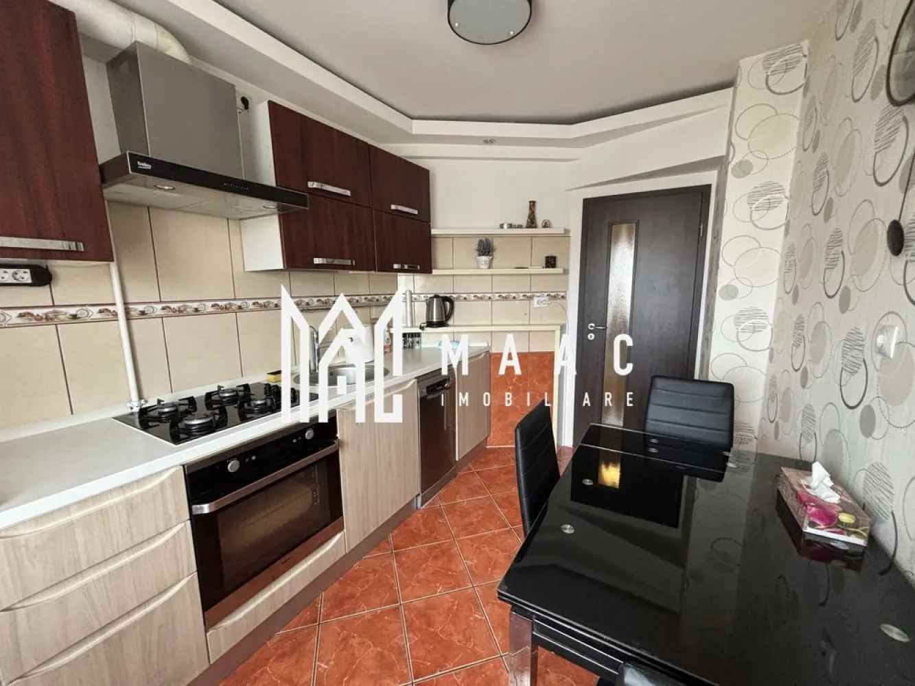Apartament 3 camere | Etaj 3 | Balcon | 2 Bai | Hipodrom 4 - MAAC Imobiliare vă propune spre închiriere un apartament cu 3 camere, situat într-o zonă foarte apreciată a Sibiului, în apropierea Școlii Gimnaziale Nicolae Iorga.

Locuința beneficiază de o poziționare excelentă, cu acces rapid către magazine, școli, centre comerciale, mijloace de transport în comun și numeroase facilități urbane. Parcul Sub Arini se află la aproximativ 15 minute de mers pe jos, fiind locul ideal pentru relaxare și activități în aer liber.

Detalii proprietate
Suprafață utilă: 67 mp
Etaj 3
3 camere
2 băi
2 balcoane închise tip logie
Locuri de parcare disponibile în jurul imobilului
Compartimentare
Hol generos cu zonă de garderobă
Living spațios cu acces la balcon
Bucătărie separată, complet mobilată și utilată
Dormitor matrimonial cu acces la balcon
Dormitor secundar
Baie principală cu cadă și geam de aerisire
Grup sanitar de serviciu
Dotări și beneficii
Apartament renovat
Parchet din lemn masiv
Centrală termică
Mașină de spălat vase nouă
Aer condiționat
Balcoane închise cu tâmplărie termopan
Spații bine compartimentate
Luminozitate naturală pe tot parcursul zilei
Avantaje locație
Aproape de Școala Nicolae Iorga
Magazine și supermarketuri în apropiere
Stații de autobuz și taxi la câteva minute
Acces rapid către Shopping City Sibiu
Săli de sport și zone de recreere în apropiere
Stații pentru biciclete de închiriat
Aproximativ 15 minute de mers pe jos până la Parcul Sub Arini
Potrivit pentru
Familie cu copii
Cupluri
Persoane care își doresc o locuință spațioasă într-o zonă bine conectată și apreciată a orașului
CP3181532