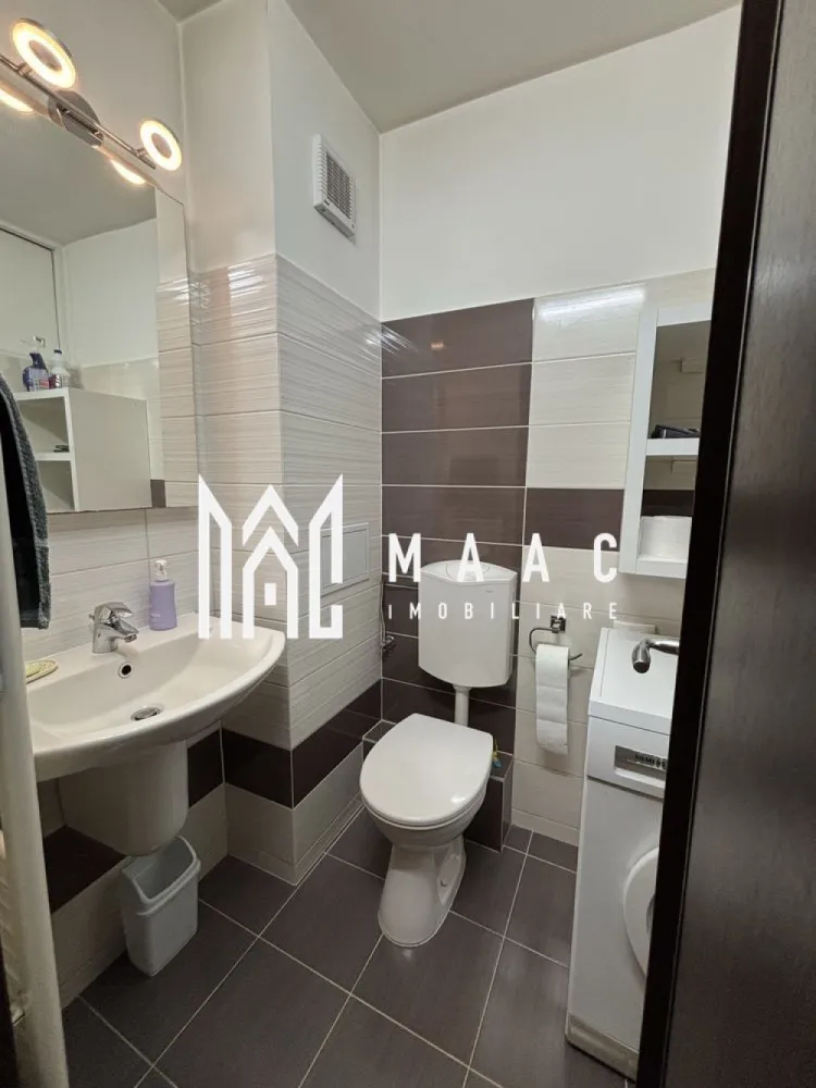 Apartament 3 camere | Etaj 3 | Balcon | 2 Bai | Hipodrom 4 - MAAC Imobiliare vă propune spre închiriere un apartament cu 3 camere, situat într-o zonă foarte apreciată a Sibiului, în apropierea Școlii Gimnaziale Nicolae Iorga.

Locuința beneficiază de o poziționare excelentă, cu acces rapid către magazine, școli, centre comerciale, mijloace de transport în comun și numeroase facilități urbane. Parcul Sub Arini se află la aproximativ 15 minute de mers pe jos, fiind locul ideal pentru relaxare și activități în aer liber.

Detalii proprietate
Suprafață utilă: 67 mp
Etaj 3
3 camere
2 băi
2 balcoane închise tip logie
Locuri de parcare disponibile în jurul imobilului
Compartimentare
Hol generos cu zonă de garderobă
Living spațios cu acces la balcon
Bucătărie separată, complet mobilată și utilată
Dormitor matrimonial cu acces la balcon
Dormitor secundar
Baie principală cu cadă și geam de aerisire
Grup sanitar de serviciu
Dotări și beneficii
Apartament renovat
Parchet din lemn masiv
Centrală termică
Mașină de spălat vase nouă
Aer condiționat
Balcoane închise cu tâmplărie termopan
Spații bine compartimentate
Luminozitate naturală pe tot parcursul zilei
Avantaje locație
Aproape de Școala Nicolae Iorga
Magazine și supermarketuri în apropiere
Stații de autobuz și taxi la câteva minute
Acces rapid către Shopping City Sibiu
Săli de sport și zone de recreere în apropiere
Stații pentru biciclete de închiriat
Aproximativ 15 minute de mers pe jos până la Parcul Sub Arini
Potrivit pentru
Familie cu copii
Cupluri
Persoane care își doresc o locuință spațioasă într-o zonă bine conectată și apreciată a orașului
CP3181532