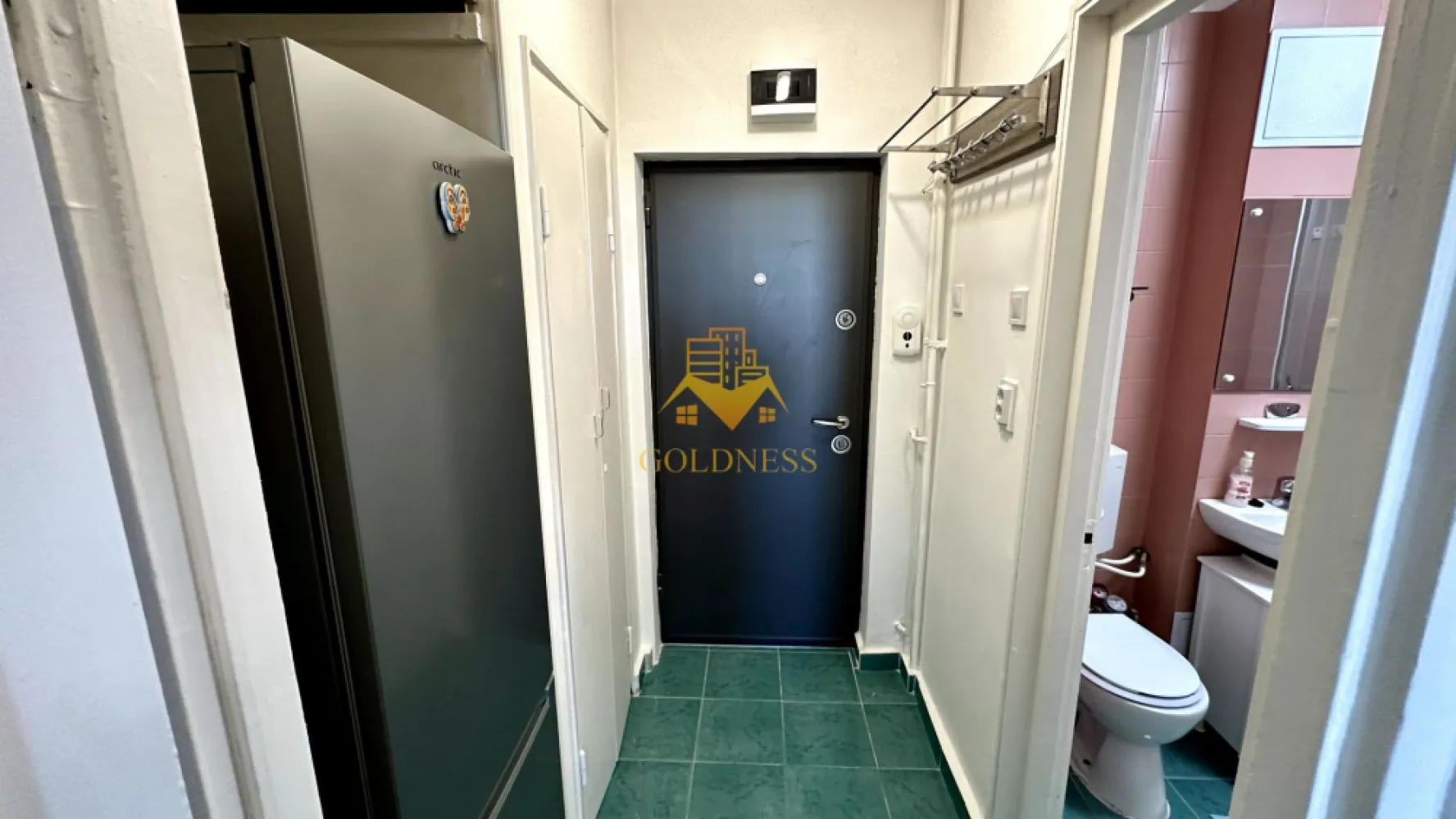 1 camera, Gheorgheni, Detunata, Iulius Mall, FSEGA, Profi, Unirii - GOLDNESS Imobiliare vă propune spre închiriere un apartament cu 1 camere complet mobilat și utilat, la etajul 6 într-un imobil de 10 etaje, în Cartierul Gheorgheni.
Se află în apropierea stațiilor de transport în comun, magazine, restaurante, spații verzi, farmacii, etc. 

Apartamentul este compartimentat astfel:
 - dormitor cu canapea extensibilă , dressing, noptiere
 - bucătărie complet utilată și mobilată, loc de servit masa 
 - baie cu cabina de dus, calorifer port prosop și dulap pentru depozitare.
 - balcon 3mp.

Imobilul este dotat cu toate cele necesare- termoficare, frigider, aragaz, hotă, mașină de spălat haine, etc. 

Dacă sunteți interesați de acest apartament și doriți să îl vizionați, dar și pentru alte oferte nu ezitați să ne contactați telefonic sau prin e-mail. Vă stăm la dispoziție!
Pentru intermediere se percepe un comision de 50% din prețul chiriei!