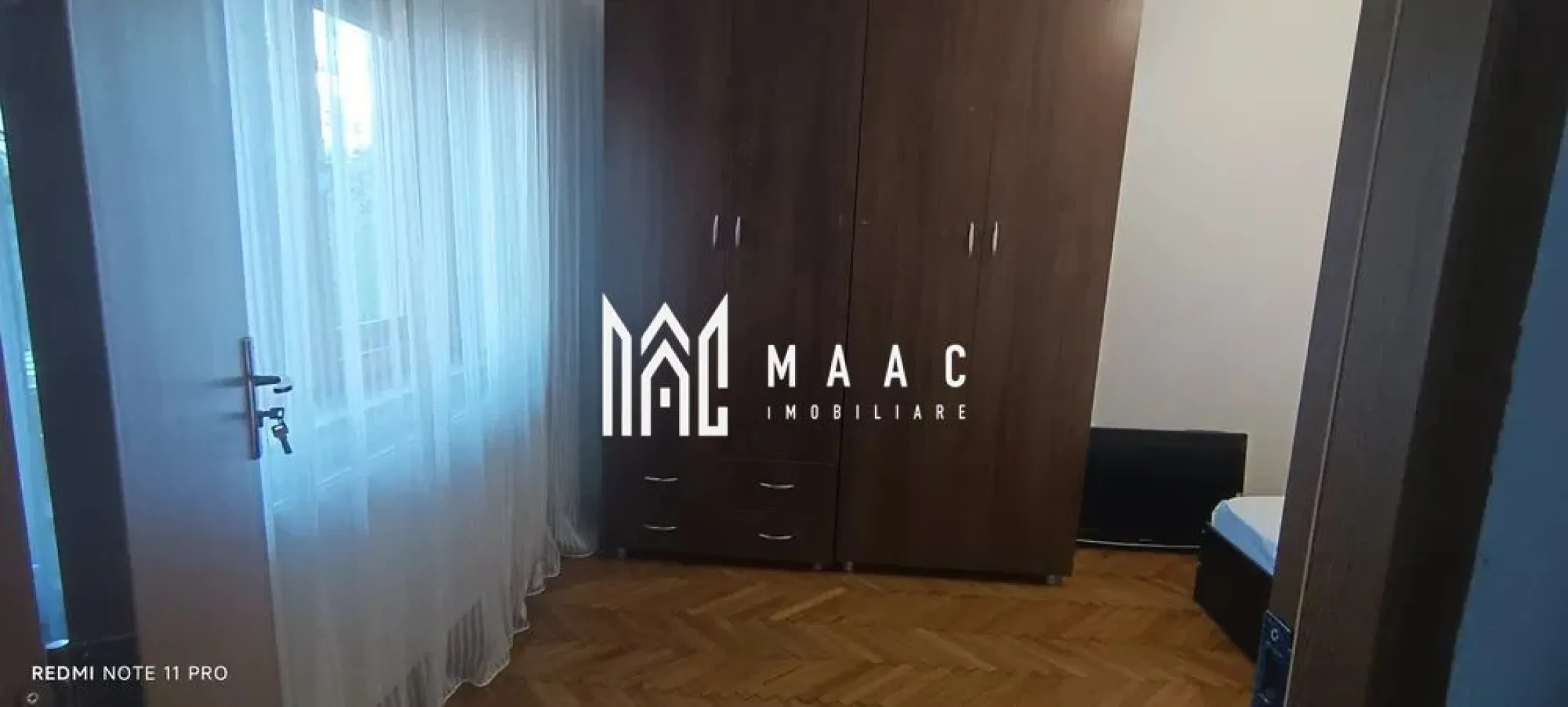 APARTAMENT 2 CAMERE| ETAJ 1| ZONA CENTRALA - Apartament 2 camere de vânzare – Zona Centrală, lângă Teatrul Anton Pann, Râmnicu Vâlcea

MAAC Imobiliare vă propune spre vânzare un apartament cu 2 camere, situat într-una dintre cele mai apreciate zone ale municipiului Râmnicu Vâlcea, pe strada Mihai Viteazu, în imediata vecinătate a Teatrului Anton Pann.

Locuința este amplasată la etajul 1 al unui imobil cu regim redus de înălțime (P+3), care beneficiază de pod și acoperiș, oferind astfel un plus de confort și protecție.

Suprafață utilă: 46 mp

Compartimentare:
 Living luminos
 Dormitor
 Bucătărie
 Baie
 Hol

Dotări:
 Aer condiționat
 Compartimentare practică și eficientă
 Poziționare excelentă, cu acces rapid către instituții, magazine, restaurante, parcuri și mijloace de transport

Apartamentul reprezintă o alegere ideală atât pentru locuit, cât și pentru investiție, datorită amplasării centrale și accesibilității către toate punctele de interes ale orașului.
Pentru mai multe informații și programarea unei vizionări, vă stăm cu drag la dispoziție!
MAAC Imobiliare CP3183164