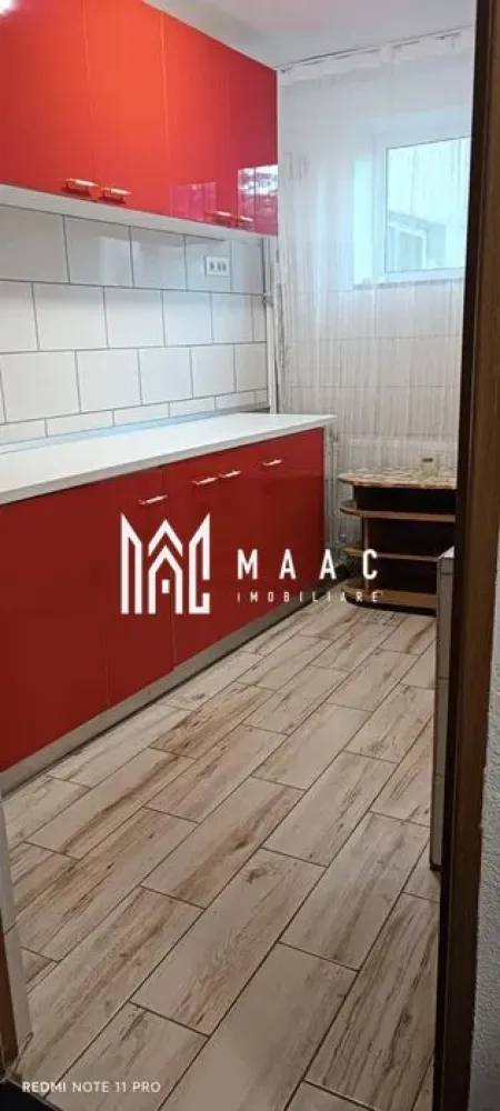 APARTAMENT 2 CAMERE| ETAJ 1| ZONA CENTRALA - Apartament 2 camere de vânzare – Zona Centrală, lângă Teatrul Anton Pann, Râmnicu Vâlcea

MAAC Imobiliare vă propune spre vânzare un apartament cu 2 camere, situat într-una dintre cele mai apreciate zone ale municipiului Râmnicu Vâlcea, pe strada Mihai Viteazu, în imediata vecinătate a Teatrului Anton Pann.

Locuința este amplasată la etajul 1 al unui imobil cu regim redus de înălțime (P+3), care beneficiază de pod și acoperiș, oferind astfel un plus de confort și protecție.

Suprafață utilă: 46 mp

Compartimentare:
 Living luminos
 Dormitor
 Bucătărie
 Baie
 Hol

Dotări:
 Aer condiționat
 Compartimentare practică și eficientă
 Poziționare excelentă, cu acces rapid către instituții, magazine, restaurante, parcuri și mijloace de transport

Apartamentul reprezintă o alegere ideală atât pentru locuit, cât și pentru investiție, datorită amplasării centrale și accesibilității către toate punctele de interes ale orașului.
Pentru mai multe informații și programarea unei vizionări, vă stăm cu drag la dispoziție!
MAAC Imobiliare CP3183164