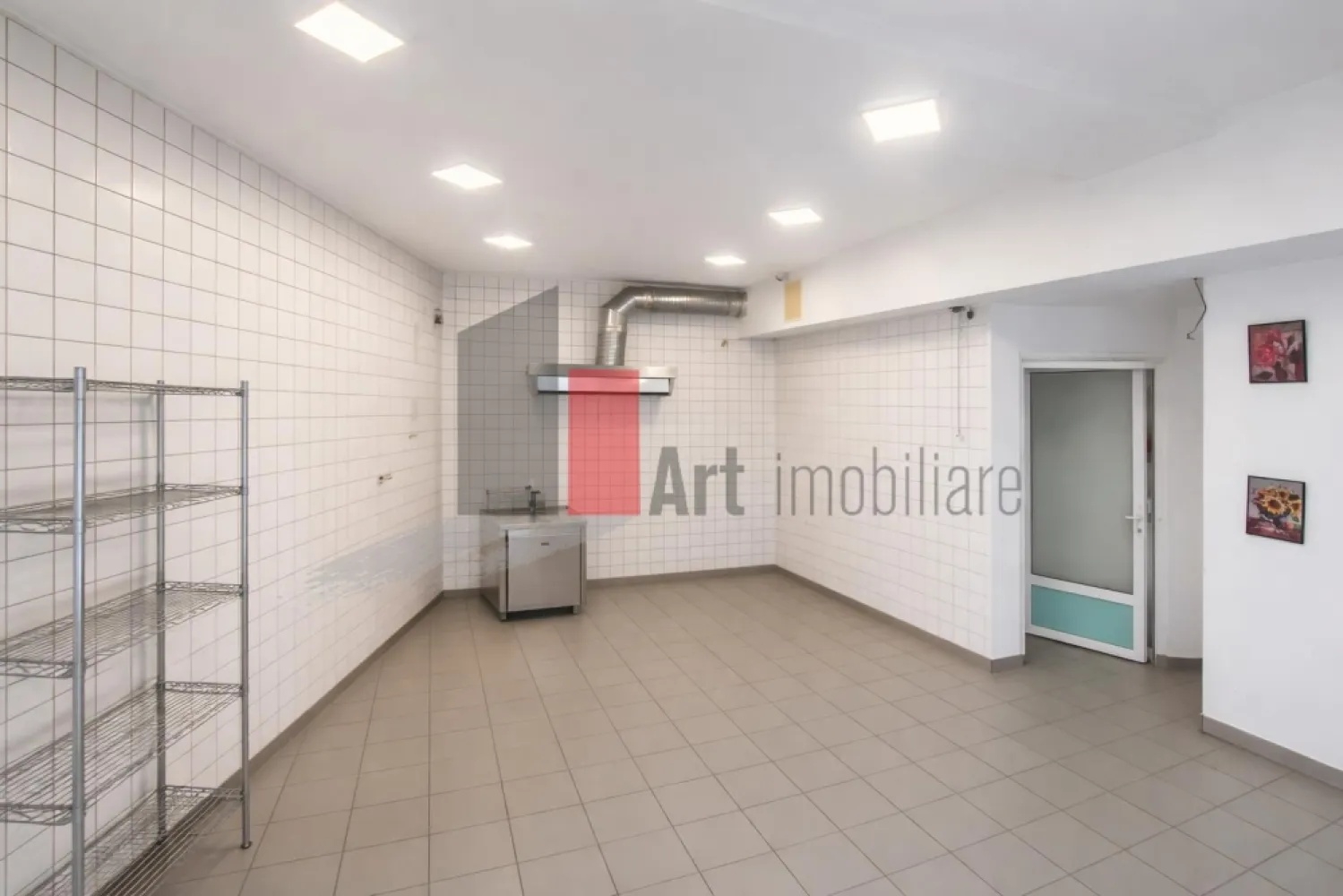 Spatiu comercial de inchiriat (Horeca) in zona Cotroceni - DE ÎNCHIRIAT – SPAȚIU COMERCIAL PREMIUM | ȘOSEAUA COTROCENI | VAD COMERCIAL EXCELENT | POTENȚIAL HORECA

Oferim spre închiriere un spațiu comercial amplasat stradal pe Șoseaua Cotroceni, într-una dintre cele mai active și apreciate zone din București, cu trafic pietonal intens și expunere foarte bună.

Poziționarea excelentă și mixul puternic de servicii medicale, educaționale și comerciale din imediata vecinătate recomandă proprietatea pentru activități HoReCa, cafenea, bistro, patiserie, cofetărie, showroom, magazin specializat, cabinet medical, farmacie, laborator, centru de servicii sau alte activități comerciale.

SUPRAFEȚE

Parter: aproximativ 35 mp
Demisol: aproximativ 22 mp
Suprafață totală utilă: aproximativ 57 mp

DOTĂRI ȘI UTILITĂȚI

Curent trifazic
Gaz
Centrală termică proprie
Aer condiționat
Apă curentă și sistem de canalizare
Două sifoane de pardoseală
Tubulatură existentă
Spațiu de depozitare la demisol
Toate utilitățile funcționale
Acte complete și înregistrare ca spațiu comercial

PUNCTE FORTE ALE LOCAȚIEI

Amplasare stradală pe Șoseaua Cotroceni
Trafic pietonal constant pe tot parcursul zilei
Vizibilitate foarte bună
Zonă cu putere mare de cumpărare
Acces facil către toate zonele orașului
Stații STB în imediata apropiere
La aproximativ 20 metri de Clinica Regina Maria
În proximitatea Grădinii Botanice
Aproape de Universitatea Națională de Educație Fizică și Sport
În apropierea Universității de Medicină și Farmacie Carol Davila
Vecinătăți cu numeroase clinici, cabinete medicale și centre de sănătate
Aproape de TED Med și alte unități medicale private
Flux constant de studenți, cadre medicale, pacienți și rezidenți ai zonei

RECOMANDAT PENTRU

Cafenea
Coffee to go
Bistro
Patiserie
Cofetărie
Gelaterie
Fast casual
Magazin alimentar premium
Farmacie
Cabinet medical
Laborator analize
Showroom
Magazin specializat
Birou cu activitate comercială
Centru de servicii

CONDIȚII DE ÎNCHIRIERE

Spațiul se predă liber, fără mobilier sau echipamente
Se solicită 1 lună chirie + 1 lună garanție
Comision agenție
Disponibil imediat

Spațiul se află în prezent în proces de eliberare urmând să fie predat complet liber de mobilier, echipamente și obiecte aparținând actualului ocupant.

Pentru a oferi o imagine cât mai clară asupra potențialului proprietății, fotografiile au fost prezentate și organizate astfel încât să reflecte cât mai fidel compartimentarea, suprafața utilă și posibilitățile de amenajare ale spațiului după finalizarea procesului de eliberare și igienizare.

Datorită amplasării stradale, a fluxului constant de pietoni și a proximității față de importante centre medicale, universități, instituții publice și zone rezidențiale premium, spațiul beneficiază de un potențial comercial remarcabil și de o vizibilitate excelentă pentru orice tip de afacere orientată către public.

Pentru informații suplimentare, schiță, vizionări și condiții contractuale, vă stăm la dispoziție.