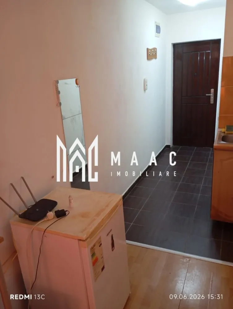 Apartament de vânzare Sibiu | Broscărie | 24 mp, nedecomandat, etaj 5 - Garsonieră nedecomandată de vânzare în zona Broscărie, Sibiu, pe Strada Ștefan cel Mare, cu 24 mp utili, situată la etajul 5 din 6 și disponibilă imediat.

Detalii proprietate:
• Suprafață utilă: 24 mp; suprafață construită: 29 mp
• Compartimentare: hol de acces, cameră, bucătărie, baie
• Etaj 5 din 6, imobil finalizat
• An construcție: 1980
• Stare interioară: bună
• Se vinde complet mobilată
• Baia și bucătăria sunt complet utilate
• Încălzirea se realizează prin centrală termică comună la nivelul imobilului

Zona Ștefan cel Mare oferă acces facil către mijloace de transport în comun, magazine, farmacii, supermarketuri și alte puncte de interes din oraș.

Cod anunț CP3184235. Contactați echipa MAAC Imobiliare pentru mai multe informații și pentru programarea unei vizionări.