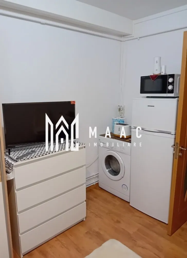 Apartament de vânzare Sibiu | Garsonieră nedecomandată | Lazaret, 21 mp - Apartament de vânzare în Sibiu, zona Lazaret, pe Strada Henri Coandă: garsonieră nedecomandată de 21 mp utili, situată la etajul 1, cu centrală proprie și bucătărie mobilată și utilată.

Detalii proprietate:
• Suprafață utilă: 21 mp
• Suprafață construită: 28,8 mp
• Compartimentare: nedecomandată
• Număr camere: 1
• Baie: 1
• Bucătărie: 1
• Etaj 1 din 4
• An construcție: 1976
• Stare interioară: bună
• Construcție finalizată
• Centrală proprie, geamuri termopan PVC și pardoseală din parchet
• Bucătărie mobilată și utilată
• Boxă la subsol și debara pentru depozitare
• Izolație exterioară și pereți finisați cu lavabilă

Locuința este amplasată pe Strada Henri Coandă, în zona Lazaret, Sibiu, într-un bloc finalizat cu patru etaje.

Cod anunț CP3184256. Contactați echipa MAAC Imobiliare pentru detalii suplimentare și programarea unei vizionări.