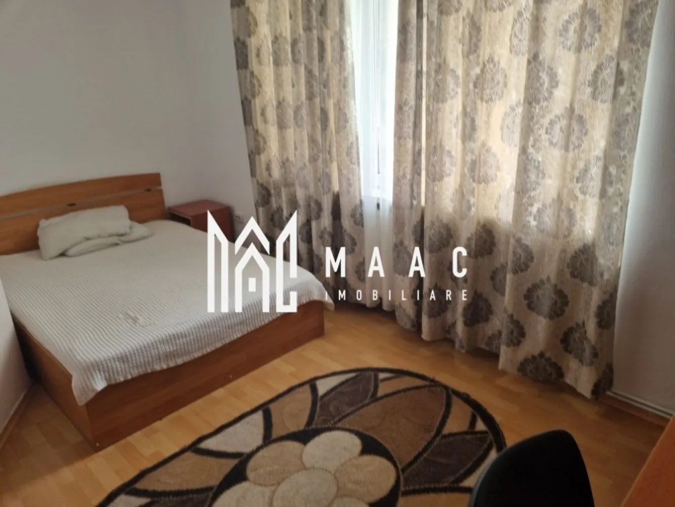Apartament 2 camere decomandat | Terezian, Sibiu | 54 mp, etaj 3 - Apartament cu 2 camere decomandat de închiriat în Terezian, Sibiu, cu 54 mp utili, situat la etajul 3 din 4 într-un imobil finalizat, cu acces rapid către zona centrală și transportul public.

Detalii proprietate:
• Suprafață utilă: 54 mp
• Compartimentare: 2 camere decomandate
• Compartimentare interioară: living, dormitor, bucătărie, baie, balcon și 2 spații de depozitare
• Etaj 3 din 4
• Imobil finalizat, construit în anul 2000
• Apartament amplasat într-o clădire din cărămidă
• Disponibil începând cu 1 iulie

Zonă și acces:
Proprietatea este situată în cartierul Terezian, într-o zonă liniștită, cu acces rapid către centrul orașului. În apropiere se află magazine de cartier și supermarketuri, stații de autobuz, farmacii, școli și alte puncte de interes.

Pentru detalii suplimentare și programarea unei vizionări, contactați echipa MAAC Imobiliare și menționați Cod anunț CP3184969.