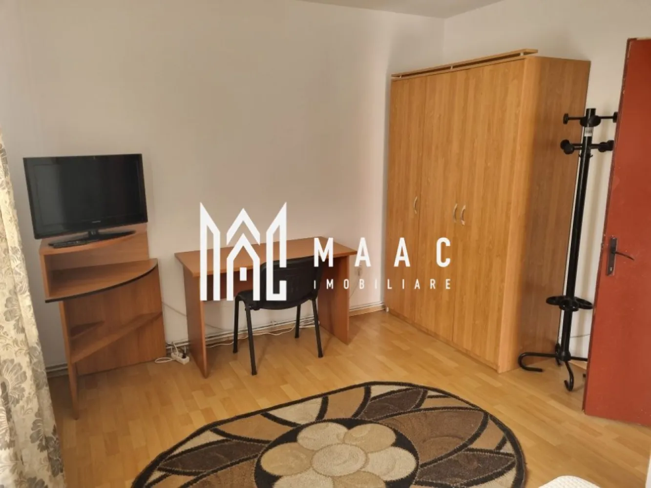 Apartament 2 camere decomandat | Terezian, Sibiu | 54 mp, etaj 3 - Apartament cu 2 camere decomandat de închiriat în Terezian, Sibiu, cu 54 mp utili, situat la etajul 3 din 4 într-un imobil finalizat, cu acces rapid către zona centrală și transportul public.

Detalii proprietate:
• Suprafață utilă: 54 mp
• Compartimentare: 2 camere decomandate
• Compartimentare interioară: living, dormitor, bucătărie, baie, balcon și 2 spații de depozitare
• Etaj 3 din 4
• Imobil finalizat, construit în anul 2000
• Apartament amplasat într-o clădire din cărămidă
• Disponibil începând cu 1 iulie

Zonă și acces:
Proprietatea este situată în cartierul Terezian, într-o zonă liniștită, cu acces rapid către centrul orașului. În apropiere se află magazine de cartier și supermarketuri, stații de autobuz, farmacii, școli și alte puncte de interes.

Pentru detalii suplimentare și programarea unei vizionări, contactați echipa MAAC Imobiliare și menționați Cod anunț CP3184969.