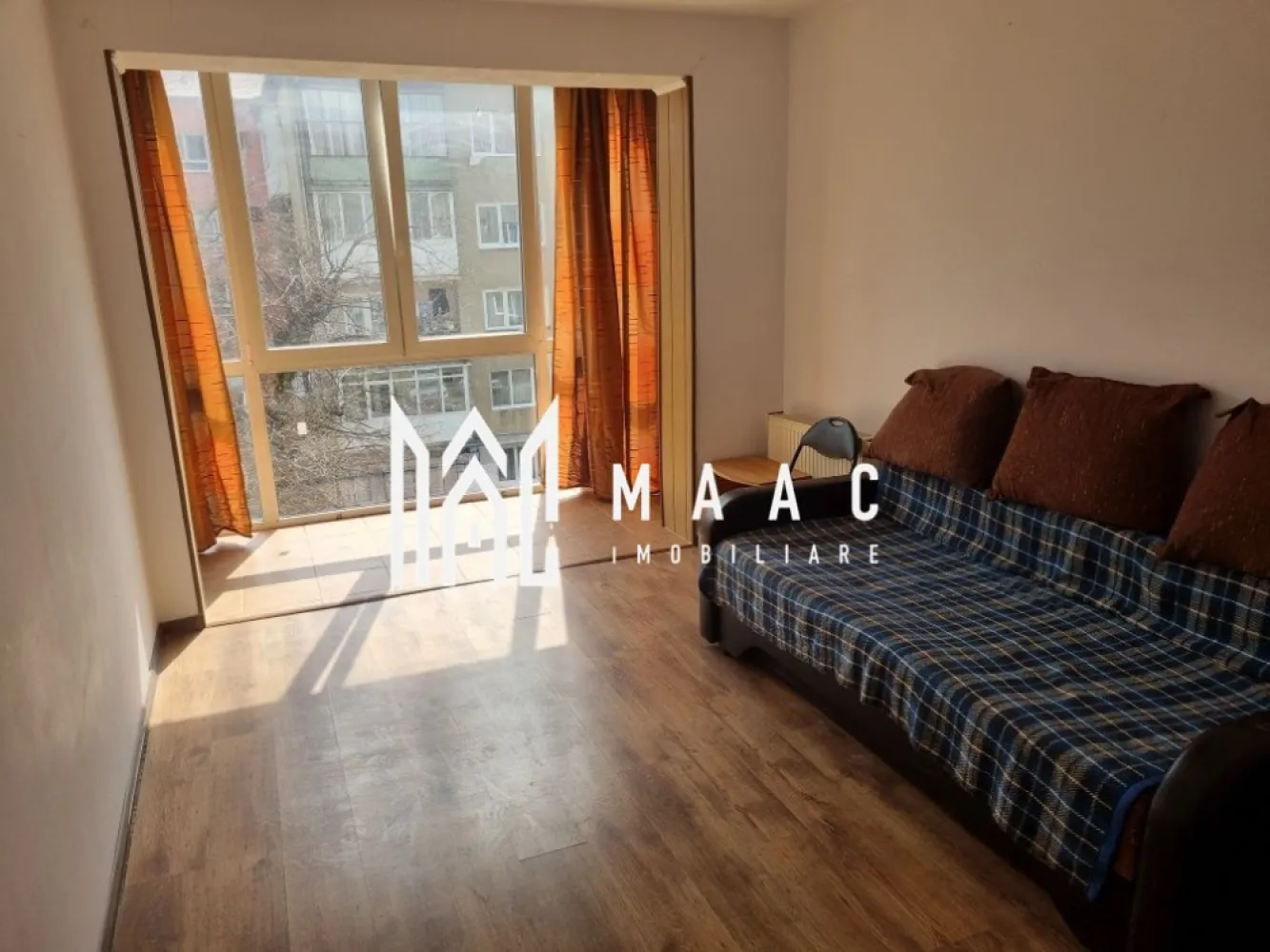 Apartament 2 camere decomandat | Terezian, Sibiu | 54 mp, etaj 3 - Apartament cu 2 camere decomandat de închiriat în Terezian, Sibiu, cu 54 mp utili, situat la etajul 3 din 4 într-un imobil finalizat, cu acces rapid către zona centrală și transportul public.

Detalii proprietate:
• Suprafață utilă: 54 mp
• Compartimentare: 2 camere decomandate
• Compartimentare interioară: living, dormitor, bucătărie, baie, balcon și 2 spații de depozitare
• Etaj 3 din 4
• Imobil finalizat, construit în anul 2000
• Apartament amplasat într-o clădire din cărămidă
• Disponibil începând cu 1 iulie

Zonă și acces:
Proprietatea este situată în cartierul Terezian, într-o zonă liniștită, cu acces rapid către centrul orașului. În apropiere se află magazine de cartier și supermarketuri, stații de autobuz, farmacii, școli și alte puncte de interes.

Pentru detalii suplimentare și programarea unei vizionări, contactați echipa MAAC Imobiliare și menționați Cod anunț CP3184969.