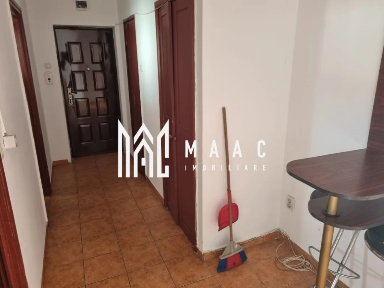 Apartament 2 camere decomandat | Terezian, Sibiu | 54 mp, etaj 3 - Apartament cu 2 camere decomandat de închiriat în Terezian, Sibiu, cu 54 mp utili, situat la etajul 3 din 4 într-un imobil finalizat, cu acces rapid către zona centrală și transportul public.

Detalii proprietate:
• Suprafață utilă: 54 mp
• Compartimentare: 2 camere decomandate
• Compartimentare interioară: living, dormitor, bucătărie, baie, balcon și 2 spații de depozitare
• Etaj 3 din 4
• Imobil finalizat, construit în anul 2000
• Apartament amplasat într-o clădire din cărămidă
• Disponibil începând cu 1 iulie

Zonă și acces:
Proprietatea este situată în cartierul Terezian, într-o zonă liniștită, cu acces rapid către centrul orașului. În apropiere se află magazine de cartier și supermarketuri, stații de autobuz, farmacii, școli și alte puncte de interes.

Pentru detalii suplimentare și programarea unei vizionări, contactați echipa MAAC Imobiliare și menționați Cod anunț CP3184969.