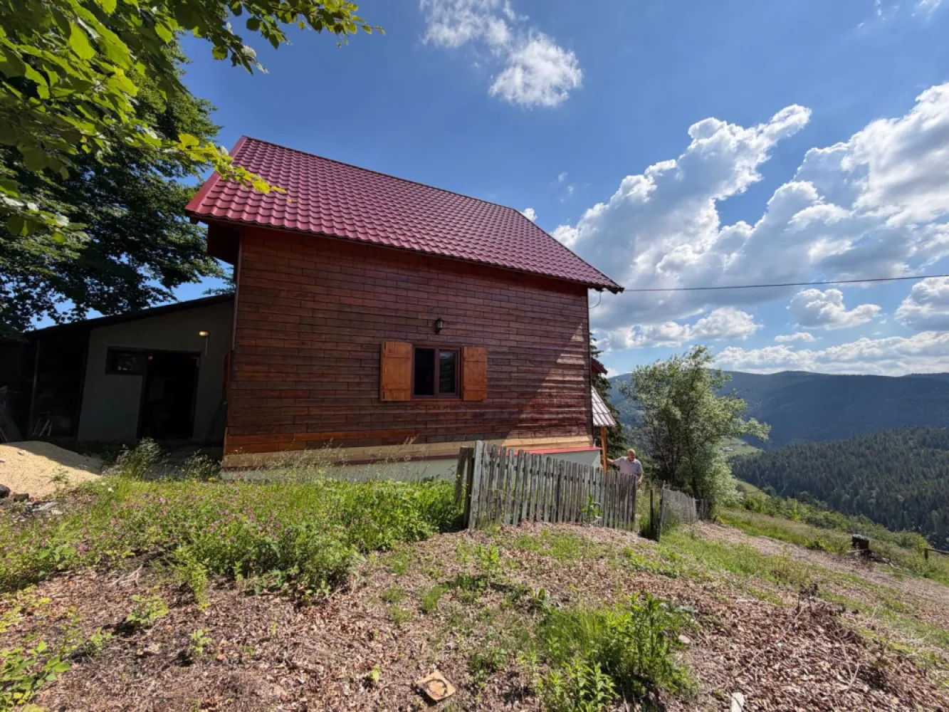 Cabană, 3 dormitoare, Arieseni, vedere panoramică. 75 000 E (neg) - De vânzare: Cabană din lemn, în Arieșeni (sat Bubești) – vedere panoramică. P+ M, teren 270 mp, SU 112 mp, 3 dormitoare, 2 băi, utilitati. 75 000 Euro, negociabil. Comision 0.

Cabană din lemn, construită cu grijă în 2006, refugiul perfect în inima Apusenilor, fie că o vrei pentru tine, fie ca investiție turistică.

Configurație Excelentă (P+M): Suprafață desfășurată de 112 mp.
Spațiu Interior: 3 dormitoare decomandate (unul la parter, două la etaj).
O bucătărie generoasă cu loc de servit masa.
2 Băi
2 Holuri
Terasa exterioară, locul perfect pentru cafeaua de dimineață cu o splendidă privire spre răsărit.

Dotări și utilități:
Sistem de încălzire: Centrală pe lemne eficientă, amplasată într-o anexă separată (fără praf sau zgomot în casă).
Apă caldă: Boiler electric inclus.
Utilități complete: Conectată la rețeaua de apă și curent electric.
Teren: Suprafață de 270 mp.

Locație: Arieșeni, sat Bubești – zonă liniștită, ferită de agitație, dar cu acces la frumusețile zonei.

Contact: Flavius Bunoiu 0751 254 234