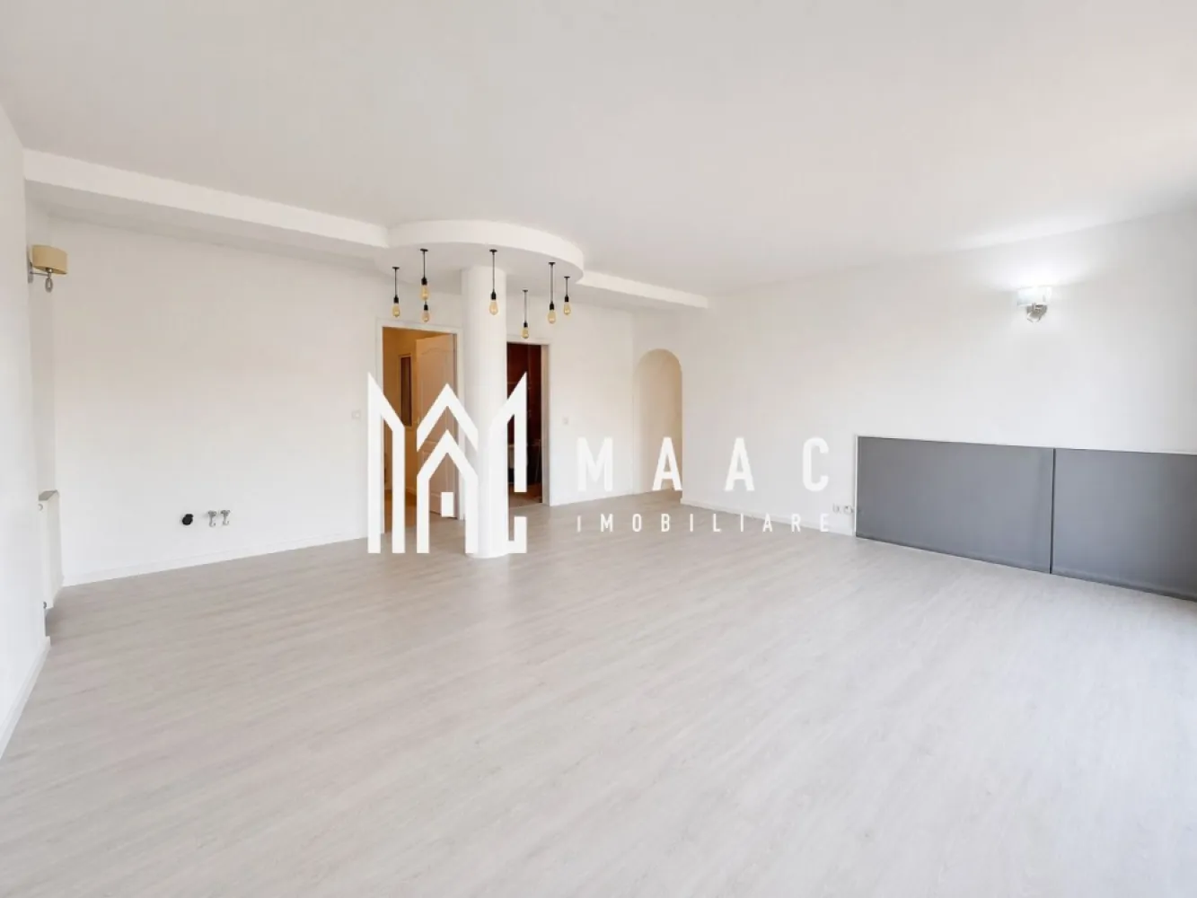 Spatiu comercial/ birouri | Etaj 1 | 80MP | Sub Arini - MAAC Imobiliare propune spre inchiriere un spatiu pretabil pentru activitati comerciale sau de birou, amplasat in zona parcului Sub Arini.

Spatiul este situat la etajul 1 al unei case individuale cu regim de inaltime P+E+M si este configurat astfel: 3 camere, bucatarie, baie cu geam, hol, acces in balcon.

Incalzirea se face cu centrala proprie si calorifere. 

Spatiul beneficiaza de instalatie de aer conditionat. 

Orientare SUD-ESTICA.

Amplasamentul cladirii este avantajos, la 1 minut de mers pe jos de parcul Sub Arini.

Se percepe o chirie in avans si garantie. Disponibilitate imediata. Destinatie comerciala.

Pentru mai multe detalii, specificati ID: CP3093987