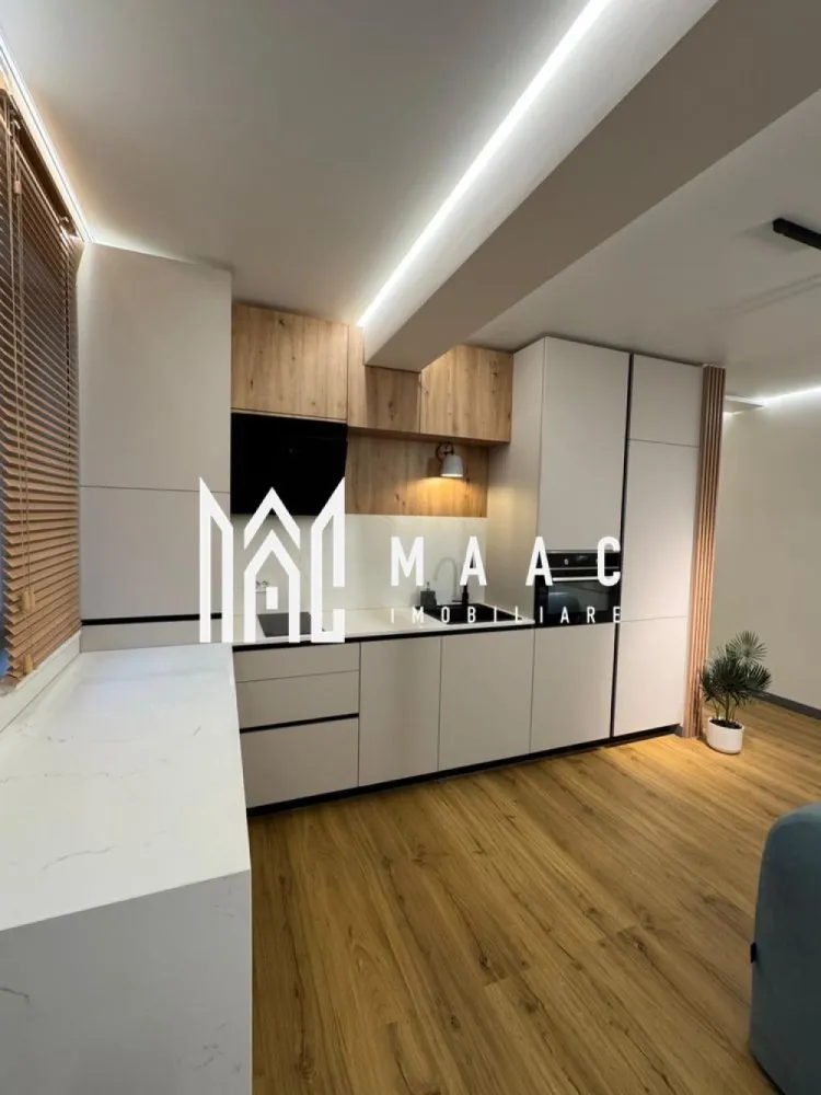 Apartament 2 camere | Etaj 1 | Prima inchiriere | Strand - MAAC Imobiliare oferă spre închiriere un apartament modern cu 2 camere, balcon, loc de parcare și boxă pentru depozitare, situat într-un imobil nou și elegant din zona Ștrand.

Apartamentul are o suprafață utilă de 52 mp (62 mp construiți) și este amplasat la etajul 1 din 4 al unui bloc construit în anul 2025, din cărămidă, izolat termic și dotat cu lift.

Locuința beneficiază de o compartimentare eficientă și funcțională, fiind compusă din:

living generos open-space cu bucătărie complet mobilată și utilată;
balcon cu acces din zona de zi;
dormitor spațios;
baie modernă cu cabină de duș walk-in și geam pentru aerisire naturală.

Apartamentul este amenajat cu mobilier realizat la comandă și dispune de toate dotările necesare pentru un stil de viață confortabil și modern:
plită, hotă și cuptor
combină frigorifică
mașină de spălat vase
mașină de spălat rufe cu uscător
aer condiționat
Smart TV
sistem SMART Home
încălzire în pardoseală pe întreaga suprafață
geamuri termopan cu 3 foi de sticlă pentru confort termic și luminozitate optimă
parchet de calitate, uși interioare din lemn și ușă metalică la intrare.

Poziționarea în zona Ștrand oferă acces rapid către numeroase puncte de interes: universități, parcuri, supermarketuri, farmacii, bănci și mijloace de transport în comun.

Apartamentul se închiriază complet mobilat și utilat, iar în prețul de 800 Euro/lună sunt incluse:
un loc de parcare subteran;
o boxă proprie pentru depozitare.

Disponibil începând cu 1 iulie.

Se caută chiriași serioși, fără animale de companie, pentru o perioadă contractuală minimă de 12 luni.
La semnarea contractului se percepe o garanție echivalentă cu valoarea a două chirii.

MAAC Imobiliare – alegerea potrivită pentru confortul tău de acasă. 
ID: CP3185488.