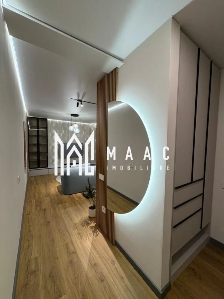 Apartament 2 camere | Etaj 1 | Prima inchiriere | Strand - MAAC Imobiliare oferă spre închiriere un apartament modern cu 2 camere, balcon, loc de parcare și boxă pentru depozitare, situat într-un imobil nou și elegant din zona Ștrand.

Apartamentul are o suprafață utilă de 52 mp (62 mp construiți) și este amplasat la etajul 1 din 4 al unui bloc construit în anul 2025, din cărămidă, izolat termic și dotat cu lift.

Locuința beneficiază de o compartimentare eficientă și funcțională, fiind compusă din:

living generos open-space cu bucătărie complet mobilată și utilată;
balcon cu acces din zona de zi;
dormitor spațios;
baie modernă cu cabină de duș walk-in și geam pentru aerisire naturală.

Apartamentul este amenajat cu mobilier realizat la comandă și dispune de toate dotările necesare pentru un stil de viață confortabil și modern:
plită, hotă și cuptor
combină frigorifică
mașină de spălat vase
mașină de spălat rufe cu uscător
aer condiționat
Smart TV
sistem SMART Home
încălzire în pardoseală pe întreaga suprafață
geamuri termopan cu 3 foi de sticlă pentru confort termic și luminozitate optimă
parchet de calitate, uși interioare din lemn și ușă metalică la intrare.

Poziționarea în zona Ștrand oferă acces rapid către numeroase puncte de interes: universități, parcuri, supermarketuri, farmacii, bănci și mijloace de transport în comun.

Apartamentul se închiriază complet mobilat și utilat, iar în prețul de 800 Euro/lună sunt incluse:
un loc de parcare subteran;
o boxă proprie pentru depozitare.

Disponibil începând cu 1 iulie.

Se caută chiriași serioși, fără animale de companie, pentru o perioadă contractuală minimă de 12 luni.
La semnarea contractului se percepe o garanție echivalentă cu valoarea a două chirii.

MAAC Imobiliare – alegerea potrivită pentru confortul tău de acasă. 
ID: CP3185488.
