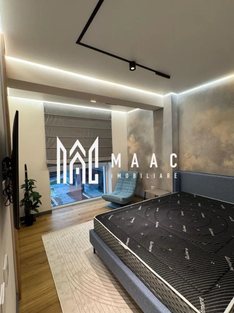 Apartament 2 camere | Etaj 1 | Prima inchiriere | Strand - MAAC Imobiliare oferă spre închiriere un apartament modern cu 2 camere, balcon, loc de parcare și boxă pentru depozitare, situat într-un imobil nou și elegant din zona Ștrand.

Apartamentul are o suprafață utilă de 52 mp (62 mp construiți) și este amplasat la etajul 1 din 4 al unui bloc construit în anul 2025, din cărămidă, izolat termic și dotat cu lift.

Locuința beneficiază de o compartimentare eficientă și funcțională, fiind compusă din:

living generos open-space cu bucătărie complet mobilată și utilată;
balcon cu acces din zona de zi;
dormitor spațios;
baie modernă cu cabină de duș walk-in și geam pentru aerisire naturală.

Apartamentul este amenajat cu mobilier realizat la comandă și dispune de toate dotările necesare pentru un stil de viață confortabil și modern:
plită, hotă și cuptor
combină frigorifică
mașină de spălat vase
mașină de spălat rufe cu uscător
aer condiționat
Smart TV
sistem SMART Home
încălzire în pardoseală pe întreaga suprafață
geamuri termopan cu 3 foi de sticlă pentru confort termic și luminozitate optimă
parchet de calitate, uși interioare din lemn și ușă metalică la intrare.

Poziționarea în zona Ștrand oferă acces rapid către numeroase puncte de interes: universități, parcuri, supermarketuri, farmacii, bănci și mijloace de transport în comun.

Apartamentul se închiriază complet mobilat și utilat, iar în prețul de 800 Euro/lună sunt incluse:
un loc de parcare subteran;
o boxă proprie pentru depozitare.

Disponibil începând cu 1 iulie.

Se caută chiriași serioși, fără animale de companie, pentru o perioadă contractuală minimă de 12 luni.
La semnarea contractului se percepe o garanție echivalentă cu valoarea a două chirii.

MAAC Imobiliare – alegerea potrivită pentru confortul tău de acasă. 
ID: CP3185488.