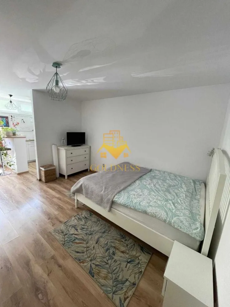 1 camera, Manastur, Primaverii, UMF, USAMV, Centrala proprie - GOLDNESS Imobiliare vă propune spre închiriere un apartament cu 1 camere complet mobilat și utilat, la Parter într-un imobil de 10 etaje, în Cartierul Manastur.
Se află în apropierea stațiilor de transport în comun, magazine, restaurante, spații verzi, farmacii, etc. 

Apartamentul este compartimentat astfel:
 - camera cu pat matrimonial, dressing, noptiere
 - bucătărie complet utilată și mobilată, loc de servit masa 
 - baie cu cada, calorifer port prosop și dulap pentru depozitare.

Imobilul este dotat cu toate cele necesare- centrală proprie, frigider, aragaz, hotă, mașină de spălat haine, etc. 

Dacă sunteți interesați de acest apartament și doriți să îl vizionați, dar și pentru alte oferte nu ezitați să ne contactați telefonic sau prin e-mail. Vă stăm la dispoziție!
Pentru intermediere se percepe un comision de 50% din prețul chiriei!
