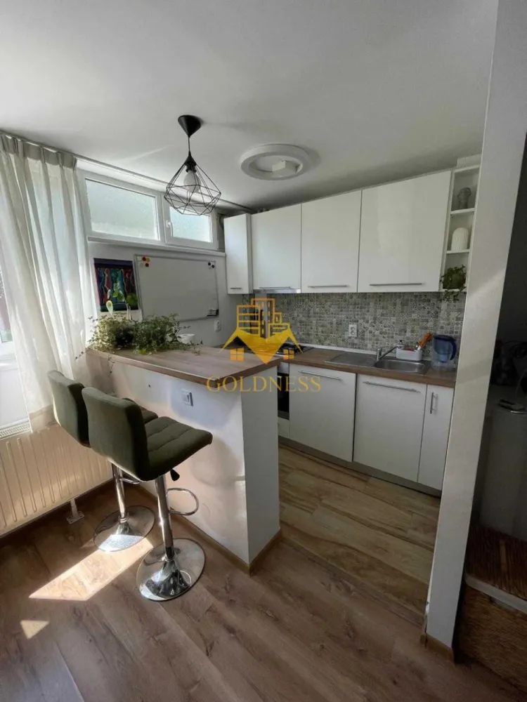 1 camera, Manastur, Primaverii, UMF, USAMV, Centrala proprie - GOLDNESS Imobiliare vă propune spre închiriere un apartament cu 1 camere complet mobilat și utilat, la Parter într-un imobil de 10 etaje, în Cartierul Manastur.
Se află în apropierea stațiilor de transport în comun, magazine, restaurante, spații verzi, farmacii, etc. 

Apartamentul este compartimentat astfel:
 - camera cu pat matrimonial, dressing, noptiere
 - bucătărie complet utilată și mobilată, loc de servit masa 
 - baie cu cada, calorifer port prosop și dulap pentru depozitare.

Imobilul este dotat cu toate cele necesare- centrală proprie, frigider, aragaz, hotă, mașină de spălat haine, etc. 

Dacă sunteți interesați de acest apartament și doriți să îl vizionați, dar și pentru alte oferte nu ezitați să ne contactați telefonic sau prin e-mail. Vă stăm la dispoziție!
Pentru intermediere se percepe un comision de 50% din prețul chiriei!