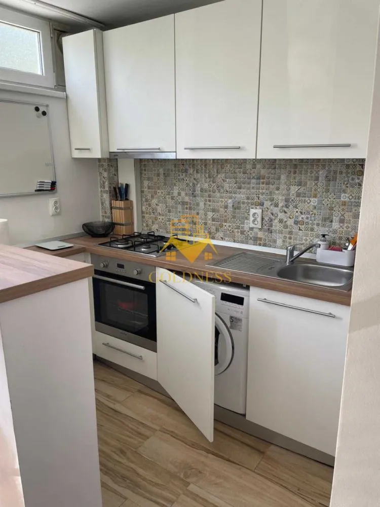 1 camera, Manastur, Primaverii, UMF, USAMV, Centrala proprie - GOLDNESS Imobiliare vă propune spre închiriere un apartament cu 1 camere complet mobilat și utilat, la Parter într-un imobil de 10 etaje, în Cartierul Manastur.
Se află în apropierea stațiilor de transport în comun, magazine, restaurante, spații verzi, farmacii, etc. 

Apartamentul este compartimentat astfel:
 - camera cu pat matrimonial, dressing, noptiere
 - bucătărie complet utilată și mobilată, loc de servit masa 
 - baie cu cada, calorifer port prosop și dulap pentru depozitare.

Imobilul este dotat cu toate cele necesare- centrală proprie, frigider, aragaz, hotă, mașină de spălat haine, etc. 

Dacă sunteți interesați de acest apartament și doriți să îl vizionați, dar și pentru alte oferte nu ezitați să ne contactați telefonic sau prin e-mail. Vă stăm la dispoziție!
Pentru intermediere se percepe un comision de 50% din prețul chiriei!