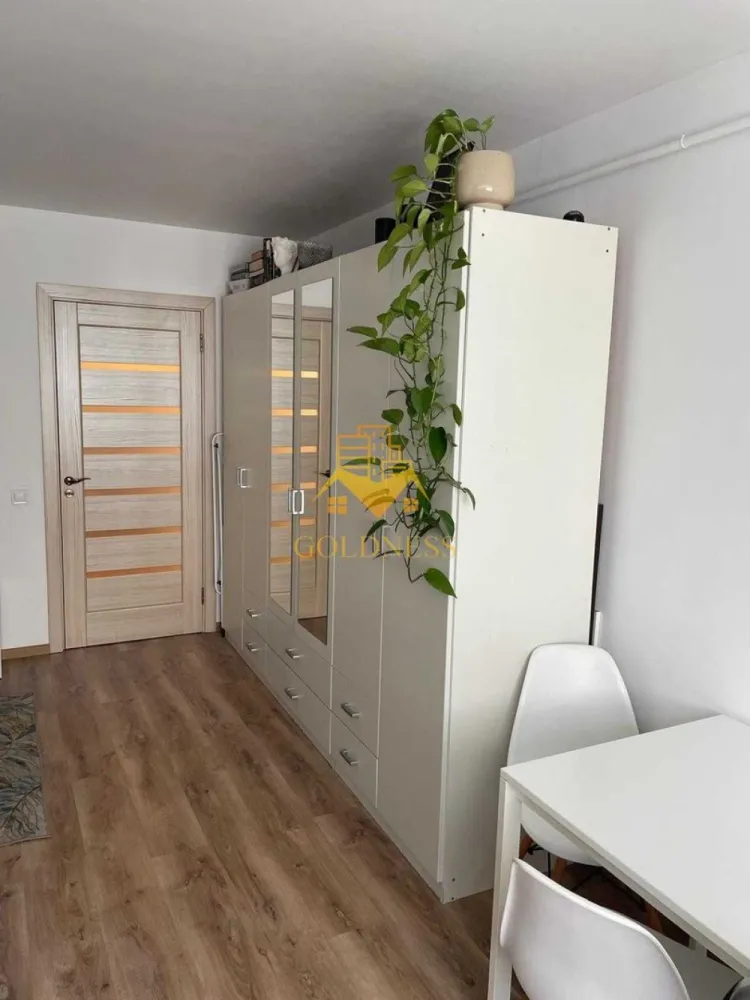 1 camera, Manastur, Primaverii, UMF, USAMV, Centrala proprie - GOLDNESS Imobiliare vă propune spre închiriere un apartament cu 1 camere complet mobilat și utilat, la Parter într-un imobil de 10 etaje, în Cartierul Manastur.
Se află în apropierea stațiilor de transport în comun, magazine, restaurante, spații verzi, farmacii, etc. 

Apartamentul este compartimentat astfel:
 - camera cu pat matrimonial, dressing, noptiere
 - bucătărie complet utilată și mobilată, loc de servit masa 
 - baie cu cada, calorifer port prosop și dulap pentru depozitare.

Imobilul este dotat cu toate cele necesare- centrală proprie, frigider, aragaz, hotă, mașină de spălat haine, etc. 

Dacă sunteți interesați de acest apartament și doriți să îl vizionați, dar și pentru alte oferte nu ezitați să ne contactați telefonic sau prin e-mail. Vă stăm la dispoziție!
Pentru intermediere se percepe un comision de 50% din prețul chiriei!