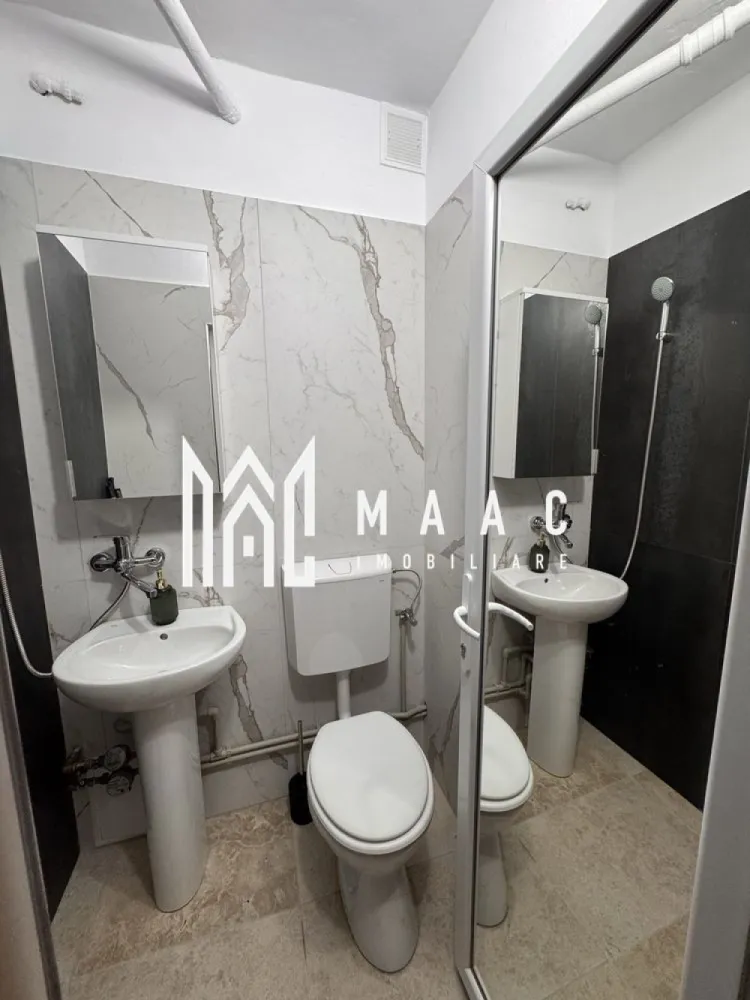 Garsoniera Nord | Strada Decebal | Complet renovata| Mutare imediata - MAAC Imobiliare vă propune spre vânzare o garsoniera confort 3, complet renovată și utilată, situată în zona Nord, în imediata apropiere a Liceului Sanitar (bloc G 159). Locuința se află la etajul 3 și reprezintă o oportunitate excelentă de investiție sau pentru locuit, fiind gata de mutare.
Caracteristici principale
• Localizare: Zona Nord, lângă Liceul Sanitar (Bl. G 159)
• Confort: Conf. 3
• Etaj: 3
• Stare: Renovată complet
• Instalații: Sanitară și electrică refăcute integral
Dotări și finisaje
• Complet mobilată
• Mașină de spălat nouă
• Cuptor cu microunde
• Mini-frigider
• Pat dimensiuni 120/200 cm
Preț și contact
• Preț: 25.500 EUR (ușor negociabil)
Pentru mai multe detalii și pentru programarea unei vizionări, nu ezitați să ne contactați, specificand ID3185668