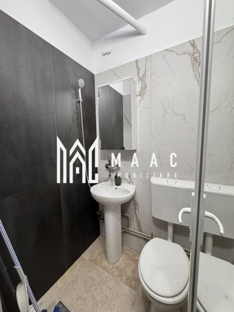 Garsoniera Nord | Strada Decebal | Complet renovata| Mutare imediata - MAAC Imobiliare vă propune spre vânzare o garsoniera confort 3, complet renovată și utilată, situată în zona Nord, în imediata apropiere a Liceului Sanitar (bloc G 159). Locuința se află la etajul 3 și reprezintă o oportunitate excelentă de investiție sau pentru locuit, fiind gata de mutare.
Caracteristici principale
• Localizare: Zona Nord, lângă Liceul Sanitar (Bl. G 159)
• Confort: Conf. 3
• Etaj: 3
• Stare: Renovată complet
• Instalații: Sanitară și electrică refăcute integral
Dotări și finisaje
• Complet mobilată
• Mașină de spălat nouă
• Cuptor cu microunde
• Mini-frigider
• Pat dimensiuni 120/200 cm
Preț și contact
• Preț: 25.500 EUR (ușor negociabil)
Pentru mai multe detalii și pentru programarea unei vizionări, nu ezitați să ne contactați, specificand ID3185668