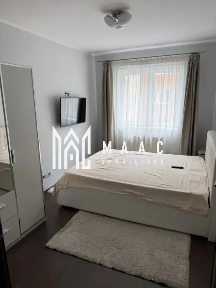 Apartament 2 camere decomandat | Terezian, Sibiu | 50 mp, lift, parcare - Apartament cu 2 camere decomandate de închiriat în Terezian, Sibiu, cu 50 mp utili, situat la etajul 2 al unui imobil finalizat, construit în 2010, dotat cu lift și pregătit pentru mutare imediată.

Detalii proprietate:
• Suprafață utilă: 50 mp
• Suprafață construită: 60 mp
• Compartimentare: 2 camere decomandate
• Etaj 2 din 5
• Imobil finalizat, construit în 2010
• Lift
• Balcon
• Loc de parcare inclus
• Complet mobilat și utilat
• Disponibil imediat

Zonă și acces:
Proprietatea este amplasată în zona Terezian, cu acces rapid către centrul orașului. În apropiere se află magazine, farmacii, școli, grădinițe și mijloace de transport, ceea ce oferă un plus de accesibilitate pentru locuirea de zi cu zi.

Cod anunț CP3185663. Contactați echipa MAAC Imobiliare pentru informații suplimentare și pentru programarea unei vizionări.