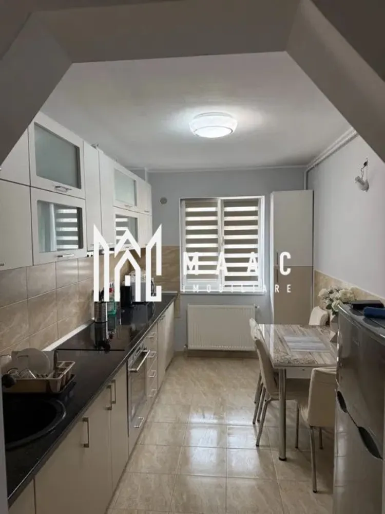 Apartament 2 camere decomandat | Terezian, Sibiu | 50 mp, lift, parcare - Apartament cu 2 camere decomandate de închiriat în Terezian, Sibiu, cu 50 mp utili, situat la etajul 2 al unui imobil finalizat, construit în 2010, dotat cu lift și pregătit pentru mutare imediată.

Detalii proprietate:
• Suprafață utilă: 50 mp
• Suprafață construită: 60 mp
• Compartimentare: 2 camere decomandate
• Etaj 2 din 5
• Imobil finalizat, construit în 2010
• Lift
• Balcon
• Loc de parcare inclus
• Complet mobilat și utilat
• Disponibil imediat

Zonă și acces:
Proprietatea este amplasată în zona Terezian, cu acces rapid către centrul orașului. În apropiere se află magazine, farmacii, școli, grădinițe și mijloace de transport, ceea ce oferă un plus de accesibilitate pentru locuirea de zi cu zi.

Cod anunț CP3185663. Contactați echipa MAAC Imobiliare pentru informații suplimentare și pentru programarea unei vizionări.