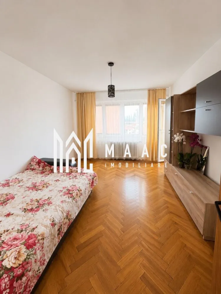 Apartament 3 camere | 2 Balcoane | 98 MPU | Mihai Viteazul - MAAC Imobiliare vă propune spre închiriere un apartament spațios cu 3 camere decomandate, situat într-un bloc turn dotat cu lift nou, într-o zonă cu acces rapid către centrul orașului și principalele puncte de interes din Sibiu.

Cu o suprafață utilă de 98 mp, locuința oferă spații generoase și o compartimentare practică, fiind ideală pentru o familie, un cuplu sau persoane care își doresc mai mult confort.

Detalii proprietate
Suprafață utilă: 98 mp
Compartimentare decomandată
Bloc cu lift nou
2 balcoane
Spații de depozitare
Disponibil începând cu 1 august
Compartimentare
Living spațios
2 dormitoare
Bucătărie
Baie
Hol generos
2 balcoane
Spații de depozitare
Avantaje
Suprafață generoasă
Compartimentare eficientă
Lift nou
Două balcoane
Multiple spații de depozitare
Luminozitate naturală
Potrivit pentru locuire pe termen lung
Avantaje locație
Stație de autobuz în imediata apropiere
Farmacii și magazine la câțiva pași
Magazin non-stop în zonă
Aproape de magazine de cartier și supermarketuri
Acces rapid către centrul orașului
Aproape de facultățile din Sibiu
Conexiune facilă către principalele zone comerciale și administrative ale orașului

Pentru mai multe detalii precizati telefonic ca ati vazut anuntul cu ID: CP3185721