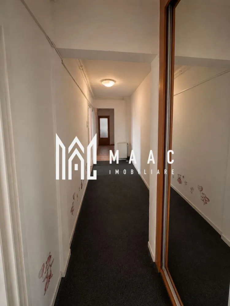 Apartament 3 camere | 2 Balcoane | 98 MPU | Mihai Viteazul - MAAC Imobiliare vă propune spre închiriere un apartament spațios cu 3 camere decomandate, situat într-un bloc turn dotat cu lift nou, într-o zonă cu acces rapid către centrul orașului și principalele puncte de interes din Sibiu.

Cu o suprafață utilă de 98 mp, locuința oferă spații generoase și o compartimentare practică, fiind ideală pentru o familie, un cuplu sau persoane care își doresc mai mult confort.

Detalii proprietate
Suprafață utilă: 98 mp
Compartimentare decomandată
Bloc cu lift nou
2 balcoane
Spații de depozitare
Disponibil începând cu 1 august
Compartimentare
Living spațios
2 dormitoare
Bucătărie
Baie
Hol generos
2 balcoane
Spații de depozitare
Avantaje
Suprafață generoasă
Compartimentare eficientă
Lift nou
Două balcoane
Multiple spații de depozitare
Luminozitate naturală
Potrivit pentru locuire pe termen lung
Avantaje locație
Stație de autobuz în imediata apropiere
Farmacii și magazine la câțiva pași
Magazin non-stop în zonă
Aproape de magazine de cartier și supermarketuri
Acces rapid către centrul orașului
Aproape de facultățile din Sibiu
Conexiune facilă către principalele zone comerciale și administrative ale orașului

Pentru mai multe detalii precizati telefonic ca ati vazut anuntul cu ID: CP3185721