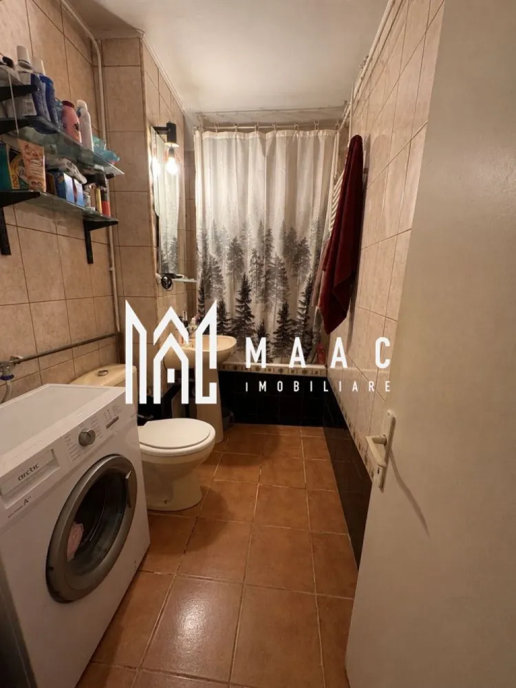 Apartament 3 camere | 2 Balcoane | 98 MPU | Mihai Viteazul - MAAC Imobiliare vă propune spre închiriere un apartament spațios cu 3 camere decomandate, situat într-un bloc turn dotat cu lift nou, într-o zonă cu acces rapid către centrul orașului și principalele puncte de interes din Sibiu.

Cu o suprafață utilă de 98 mp, locuința oferă spații generoase și o compartimentare practică, fiind ideală pentru o familie, un cuplu sau persoane care își doresc mai mult confort.

Detalii proprietate
Suprafață utilă: 98 mp
Compartimentare decomandată
Bloc cu lift nou
2 balcoane
Spații de depozitare
Disponibil începând cu 1 august
Compartimentare
Living spațios
2 dormitoare
Bucătărie
Baie
Hol generos
2 balcoane
Spații de depozitare
Avantaje
Suprafață generoasă
Compartimentare eficientă
Lift nou
Două balcoane
Multiple spații de depozitare
Luminozitate naturală
Potrivit pentru locuire pe termen lung
Avantaje locație
Stație de autobuz în imediata apropiere
Farmacii și magazine la câțiva pași
Magazin non-stop în zonă
Aproape de magazine de cartier și supermarketuri
Acces rapid către centrul orașului
Aproape de facultățile din Sibiu
Conexiune facilă către principalele zone comerciale și administrative ale orașului

Pentru mai multe detalii precizati telefonic ca ati vazut anuntul cu ID: CP3185721