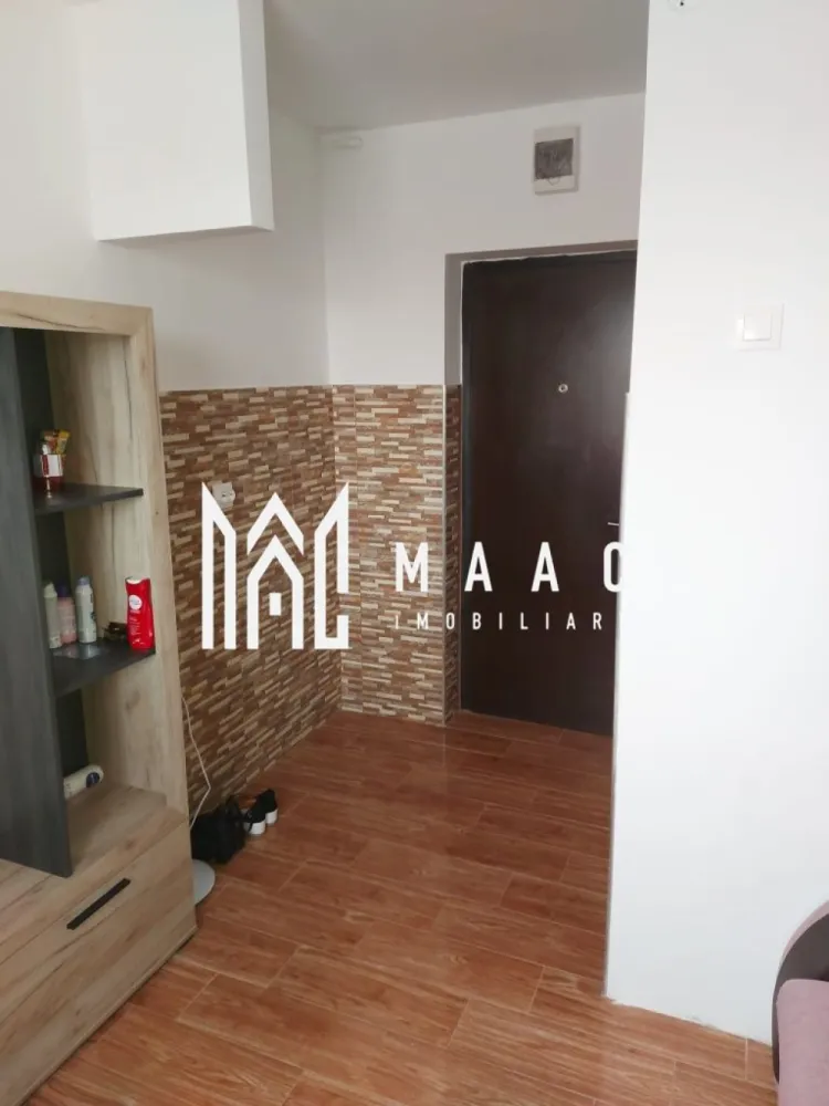 Garsonieră de vânzare Sibiu | Tiglari | 13 mp, etaj 3, renovată - Garsonieră de vânzare în zona Tiglari din Sibiu, cu 13 mp utili, situată la etajul 3 al unui imobil cu 4 niveluri, potrivită pentru locuire compactă în oraș.

Detalii proprietate:
• Suprafață utilă: 13 mp
• Suprafață construită: 16 mp
• Compartimentare: nedecomandată
• Compartimentare interioară: cameră cu zonă de dormit, bucătărie și baie proprie
• Etaj 3 din 4, într-un imobil finalizat
• An construcție: 1989
• Stare interioară: bună, garsoniera fiind renovată

Proprietatea este amplasată în apropiere de Lacul lui Binder, în zona Tiglari din Sibiu, cu acces facil către punctele de interes din oraș și către zona de agrement din vecinătate.

Pentru mai multe detalii și programarea unei vizionări, contactează echipa MAAC Imobiliare și menționează Cod anunț CP3182094.