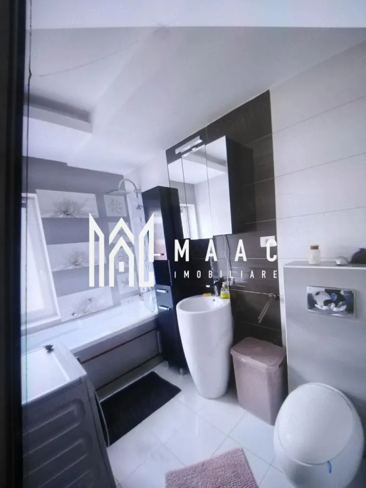 Apartament 3 camere decomandat | Arhitectilor, Sibiu | 70 mp, terasă 40 mp - Apartament cu 3 camere decomandat, situat în zona Arhitectilor - Calea Cisnadiei din Sibiu, cu 70 mp utili, terasă de 40 mp și loc de parcare.

Detalii proprietate:
• Suprafață utilă: 70 mp
• Suprafață construită: 84 mp
• Suprafață totală: 110 mp
• Compartimentare: hol de acces, living cu bucătărie open-space, două dormitoare, baie și terasă de 40 mp
• Etaj 3 din 3, imobil finalizat în 2020
• Se vinde complet mobilat și utilat
• Dotări: aer condiționat, combină frigorifică, mașină de spălat, plită electrică, cuptor pe gaz și televizor
• 1 loc de parcare

Zona Arhitectilor - Calea Cisnadiei oferă acces rapid către magazine, supermarketuri, farmacii, școli, grădinițe și mijloace de transport în comun, fiind o opțiune practică pentru locuire în Sibiu.

Cod anunț CP3184185. Contactați echipa MAAC Imobiliare pentru detalii suplimentare și programarea unei vizionări.